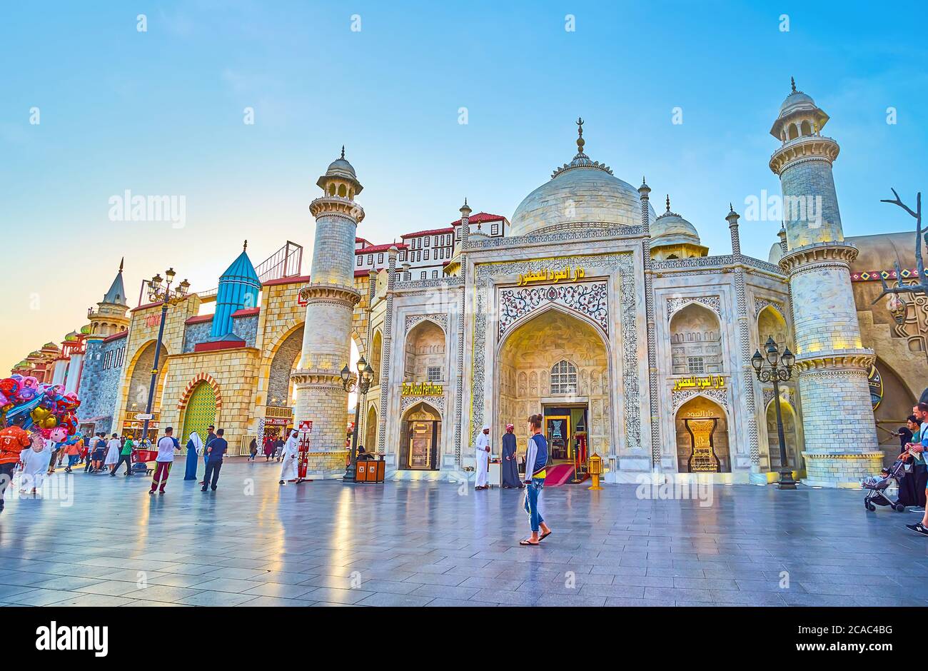 DUBAI, VAE - 5. MÄRZ 2020: Die Nachbildung des indischen Taj Mahal dient als Luxusschmuckgeschäft im Global Village Dubai, am 5. März in Dubai Stockfoto