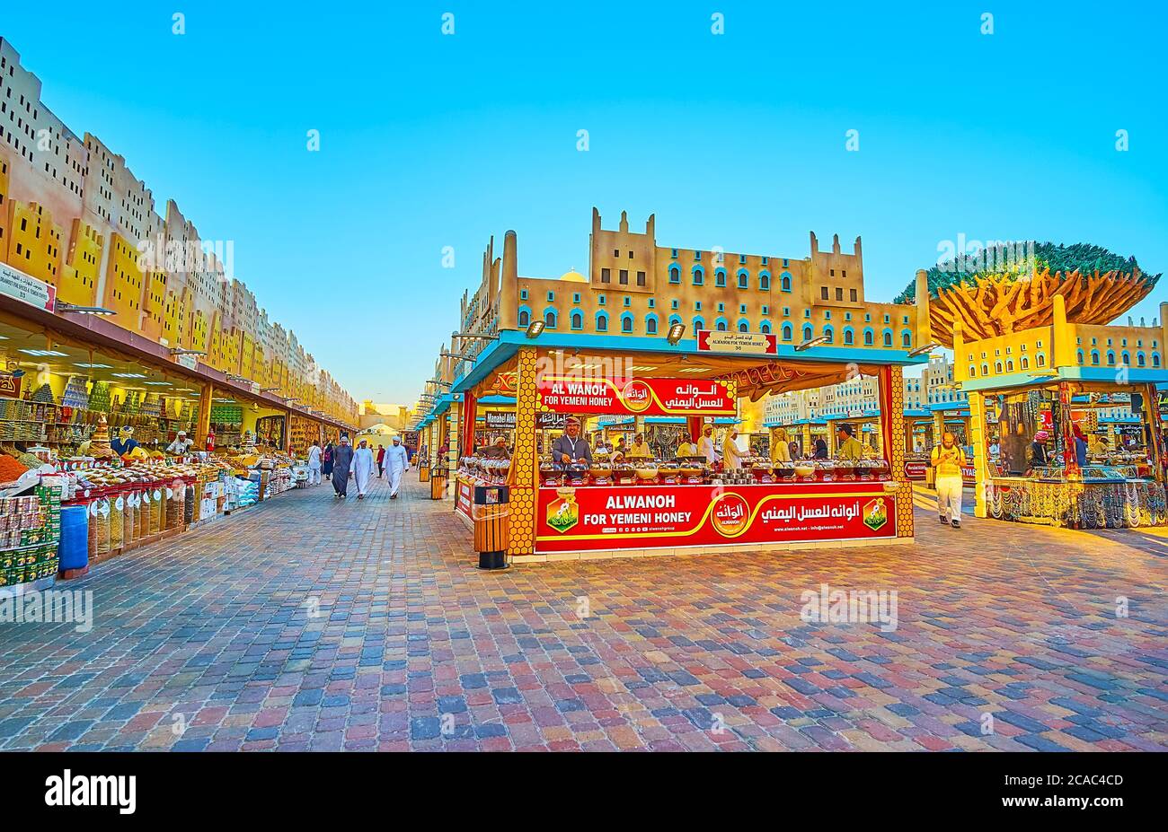DUBAI, VAE - 5. MÄRZ 2020: Besuchen Sie den Jemen-Pavillon des Global Village Dubai, wählen Sie lokale Souvenirs, Lebensmittel und andere traditionelle Waren, am 5. März in Dub Stockfoto