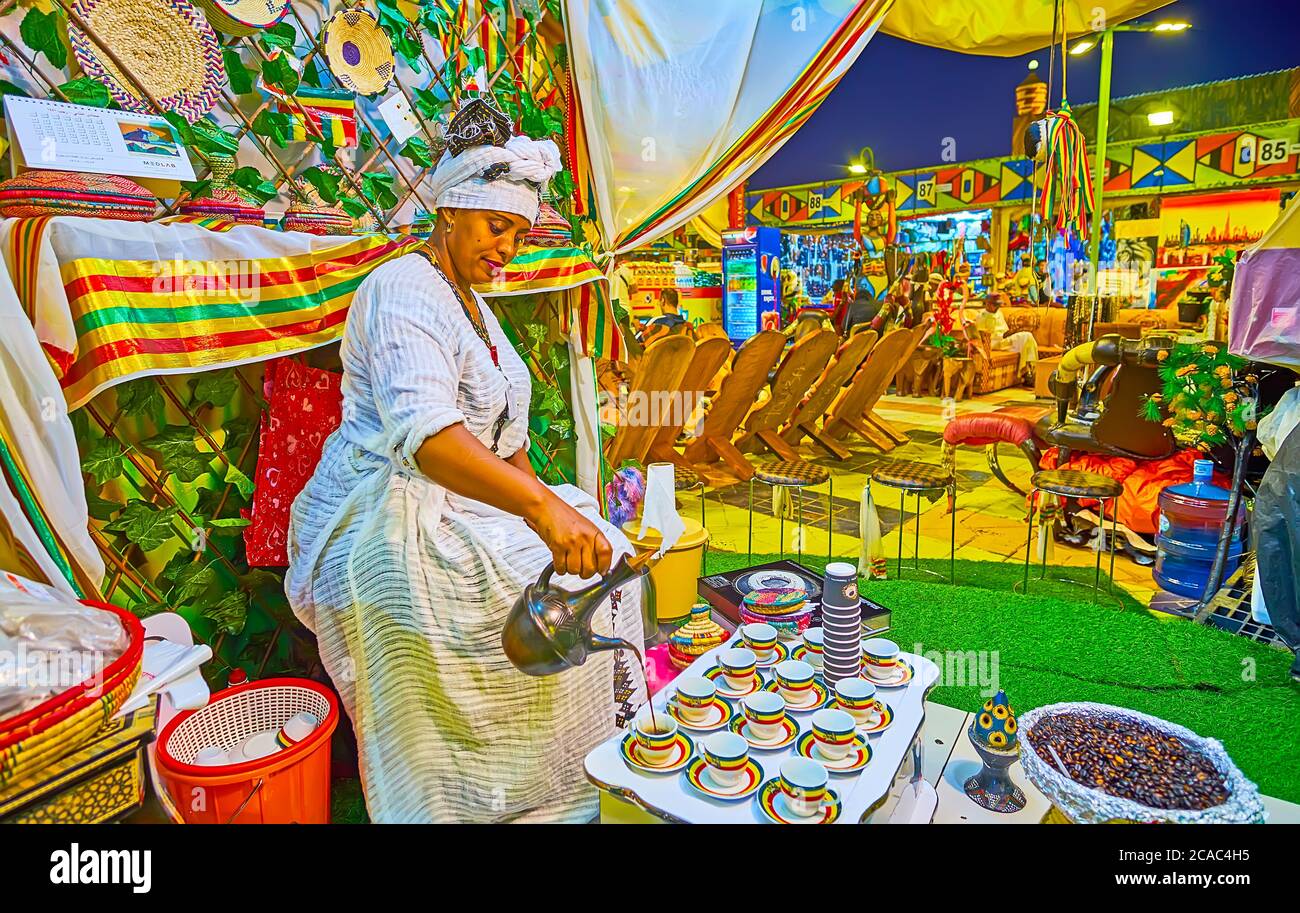 DUBAI, VAE - 5. MÄRZ 2020: Genießen Sie die traditionelle äthiopische Kaffeemonion im Afrika-Pavillon des Global Village Dubai, probieren Sie heißen Kaffee, gekocht in Jebena c Stockfoto