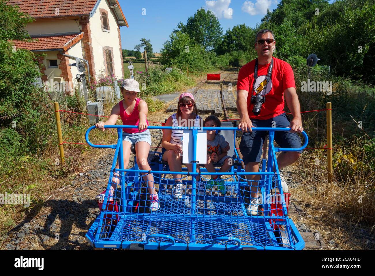 Eine britische Familie genießt einen Tag auf einer Velorail-System in Frankreich Stockfoto