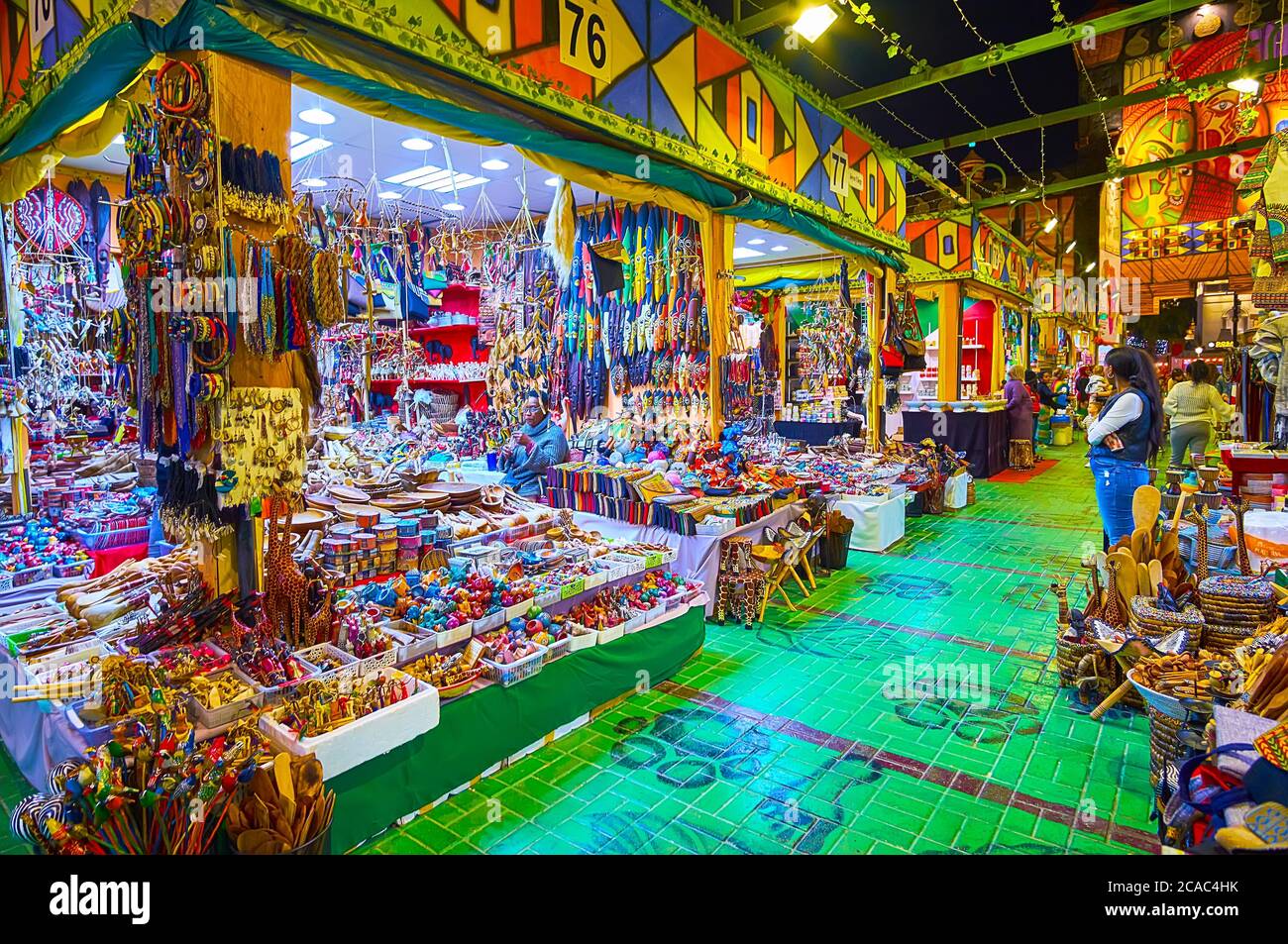 DUBAI, VAE - 5. MÄRZ 2020: Der große Touristenstand im Afrika-Pavillon des Global Village Dubai, mit handgemachten Holzspielzeug, Souvenirs, Schmuck, Tischwäsche Stockfoto