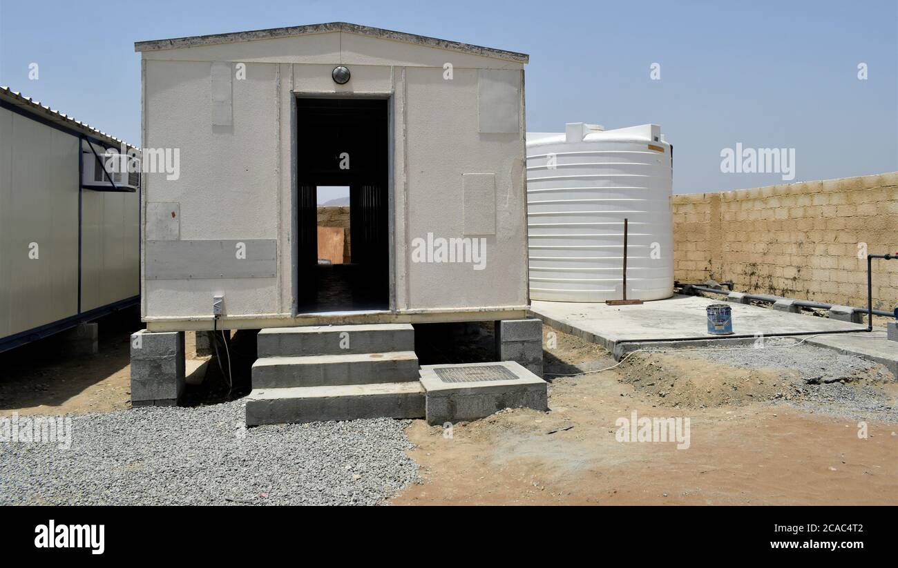 ble Haus- und Bürokabinen. Arbeitslager. Hütte. Kleine temporäre Häuser Stockfoto