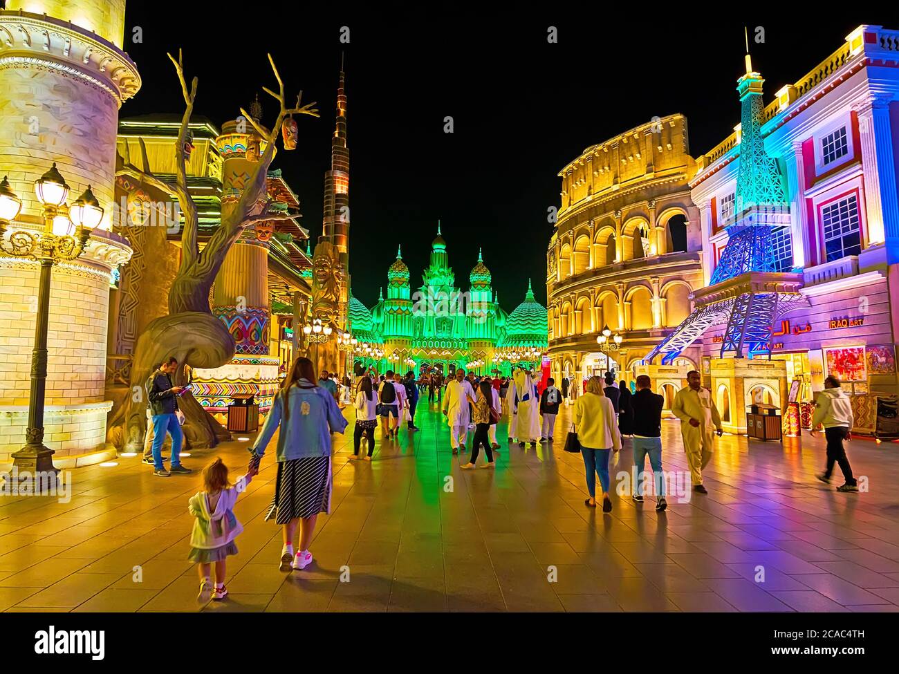 DUBAI, VAE - 5. MÄRZ 2020: Die Gasse, die zum Tor der Worls führt, geschmückt mit Repliken der weltbekannten Bauten - Paris Eiffelturm, Rom Stockfoto