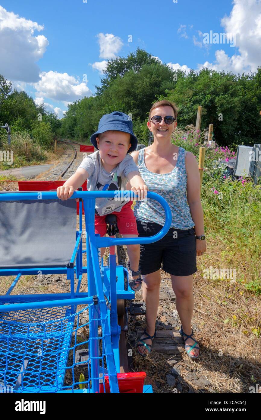 Eine britische Familie genießt einen Tag auf einer Velorail-System in Frankreich Stockfoto