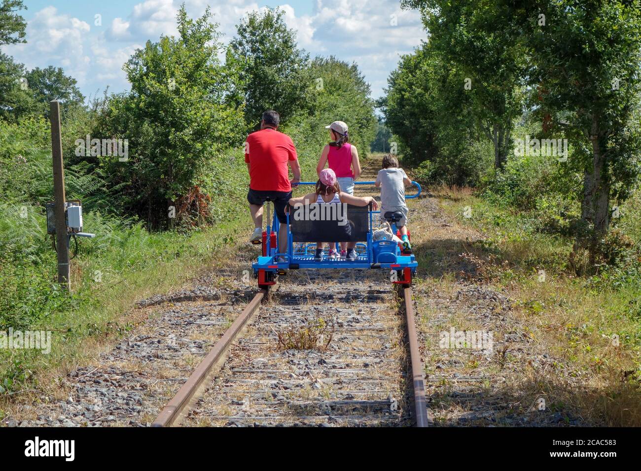Eine britische Familie genießt einen Tag auf einer Velorail-System in Frankreich Stockfoto