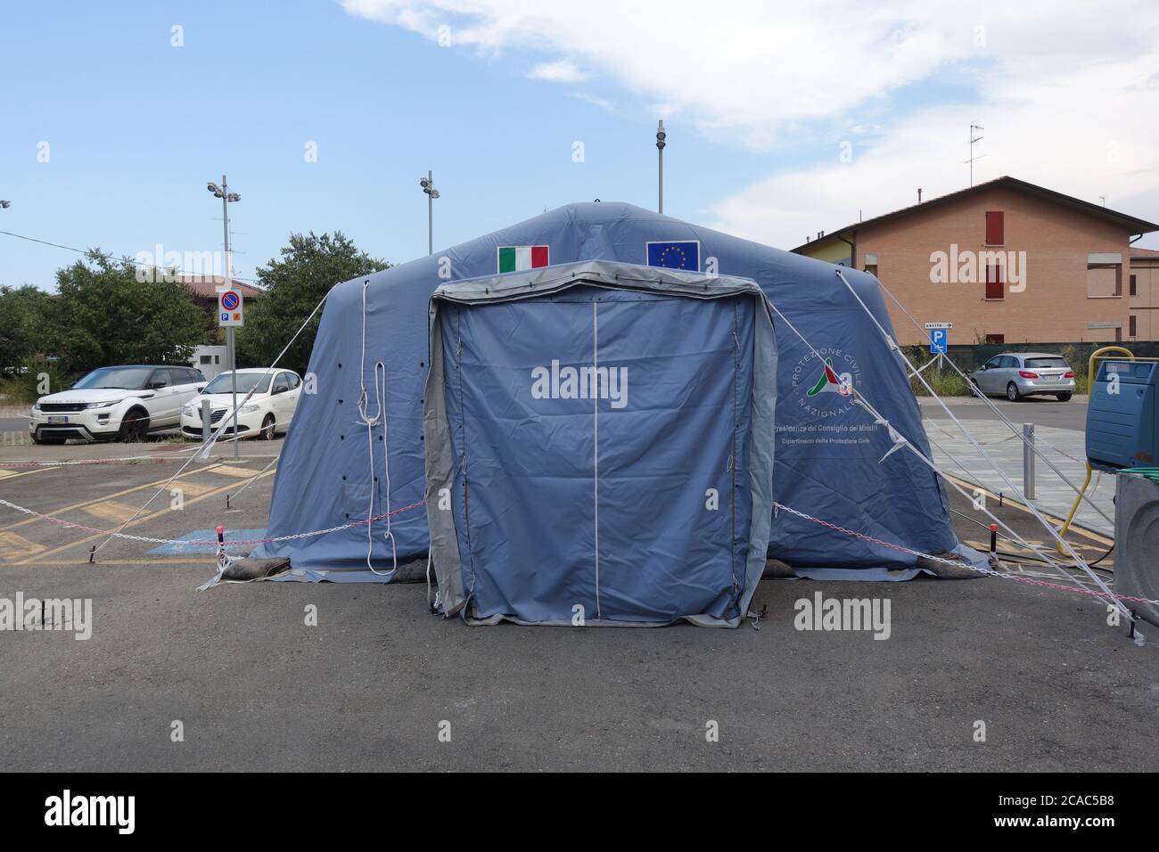 Italienisches Katastrophenschutzzelt vor der Notaufnahme des Krankenhauses Montecchio Emilia für den Covid19 Notfall installiert. Italien Stockfoto