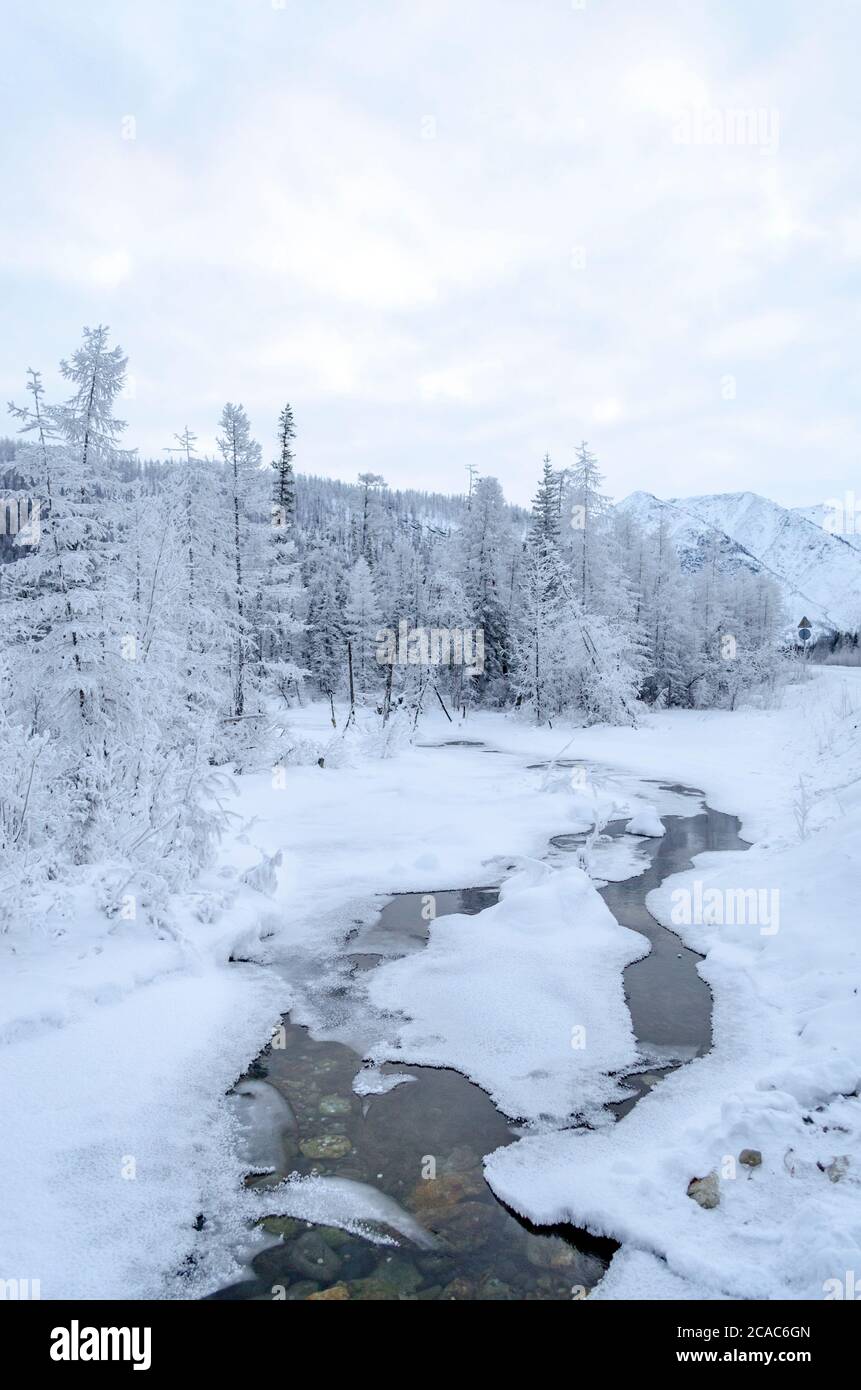 Nicht-eiskalten Bach im Winter in der Republik Sacha, Kolyma-Trakt, Russian North Stockfoto
