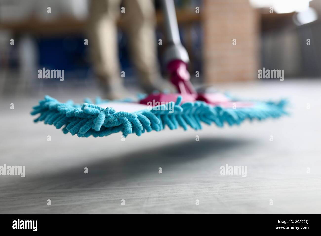 Mopp zum Reinigen und Desinfizieren des Bodens Stockfoto