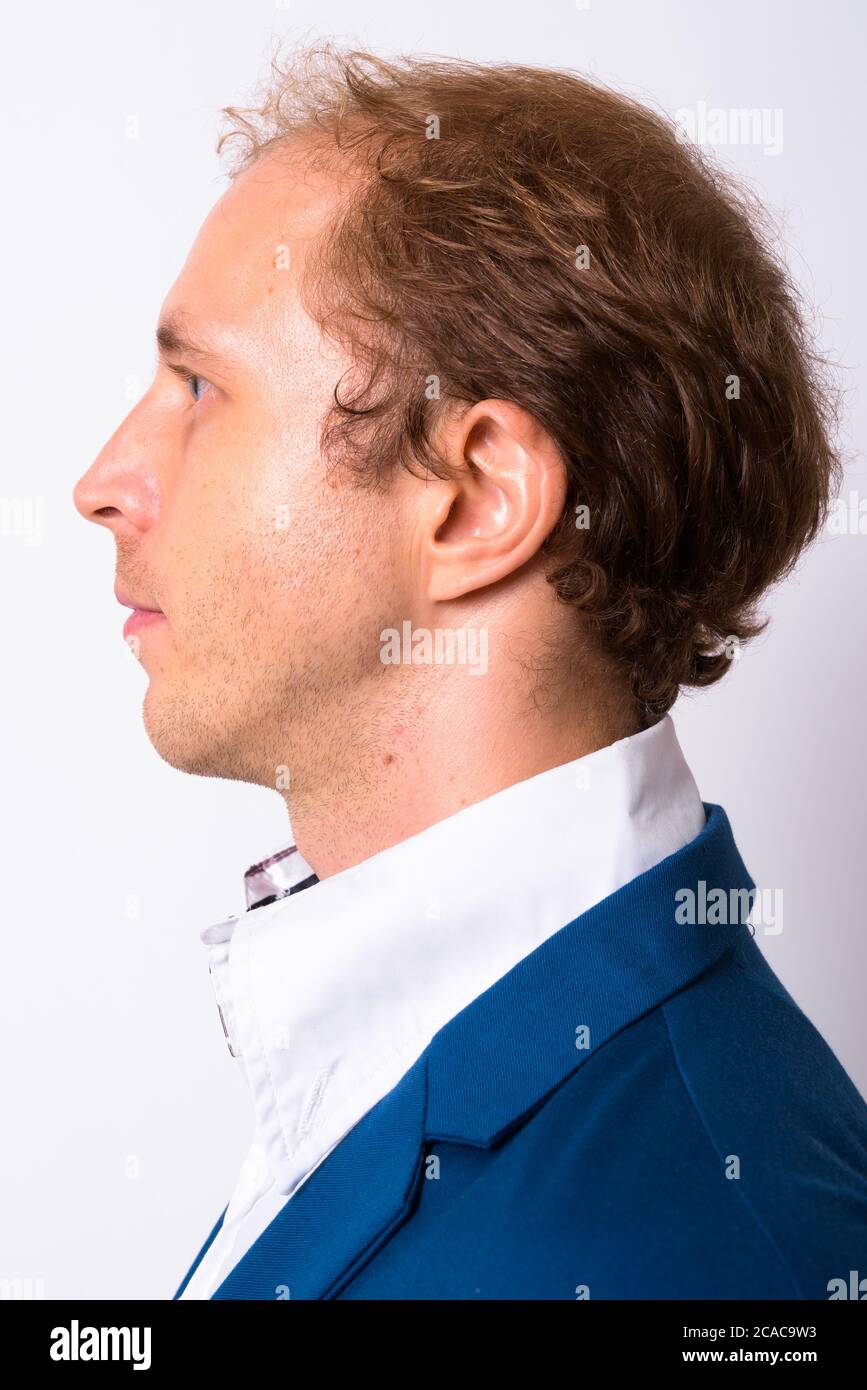 Porträt des Geschäftsmannes mit blonden Haaren im Anzug Stockfoto