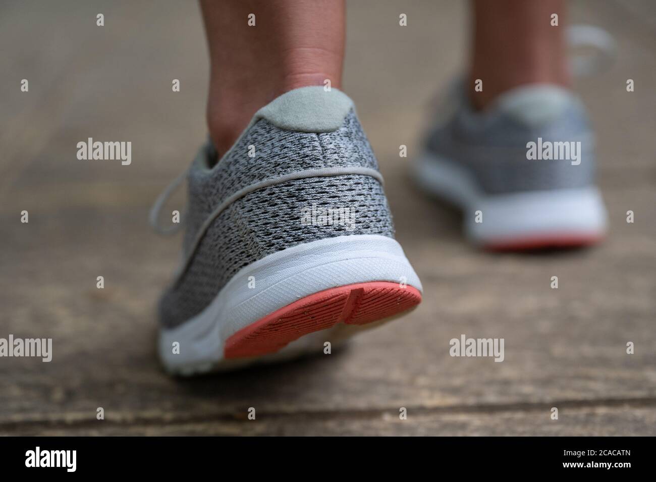 Junge Erwachsene Mädchen in Sportswear Vorbereitung für eine Sportveranstaltung an einem regnerischen Tag Stockfoto