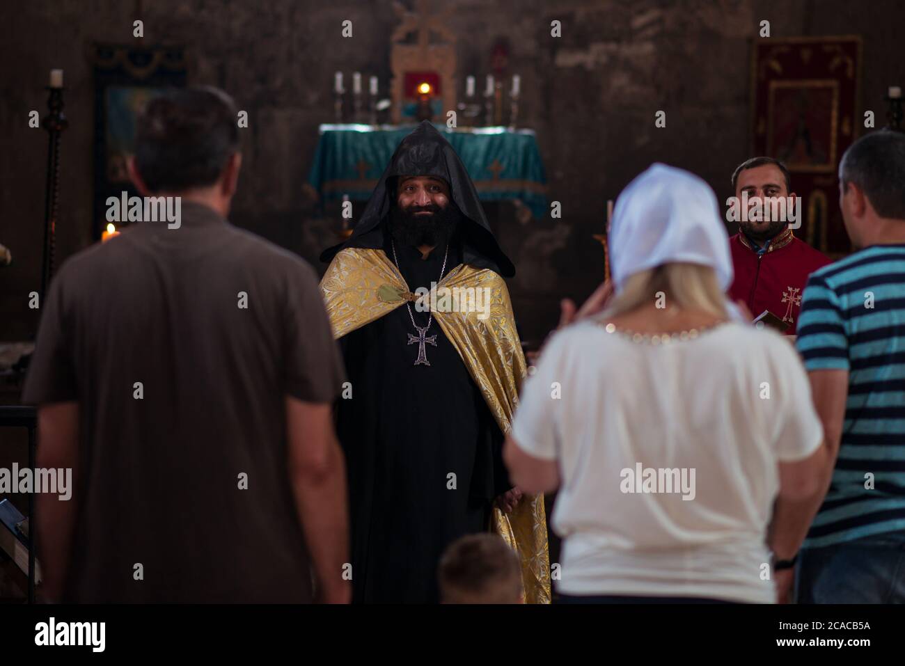 Kloster Tatev / Armenien - 26. Juli 2019: Armenische Familie während der Taufe im Kloster Tatev... Stockfoto