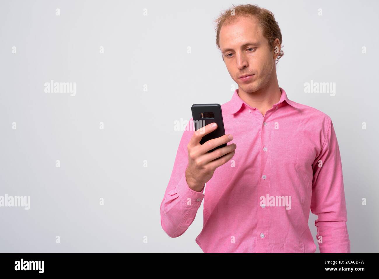 Porträt des Geschäftsmannes mit blonden Haaren mit Telefon Stockfoto