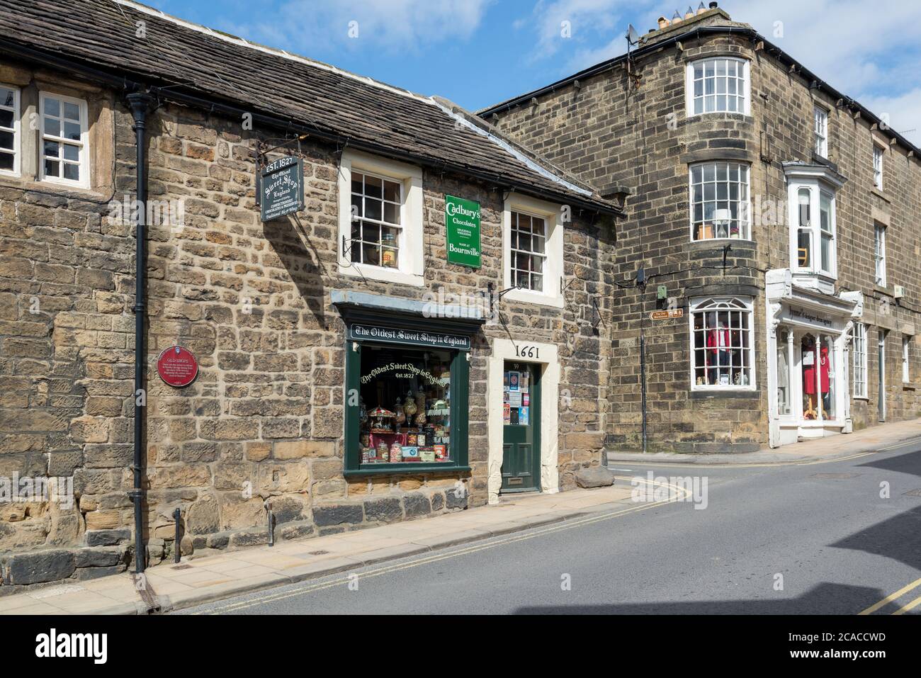 Außenansicht des ältesten Süßwaren-Ladens in England auf der High Street, Pateley Bridge, North Yorkshire Stockfoto
