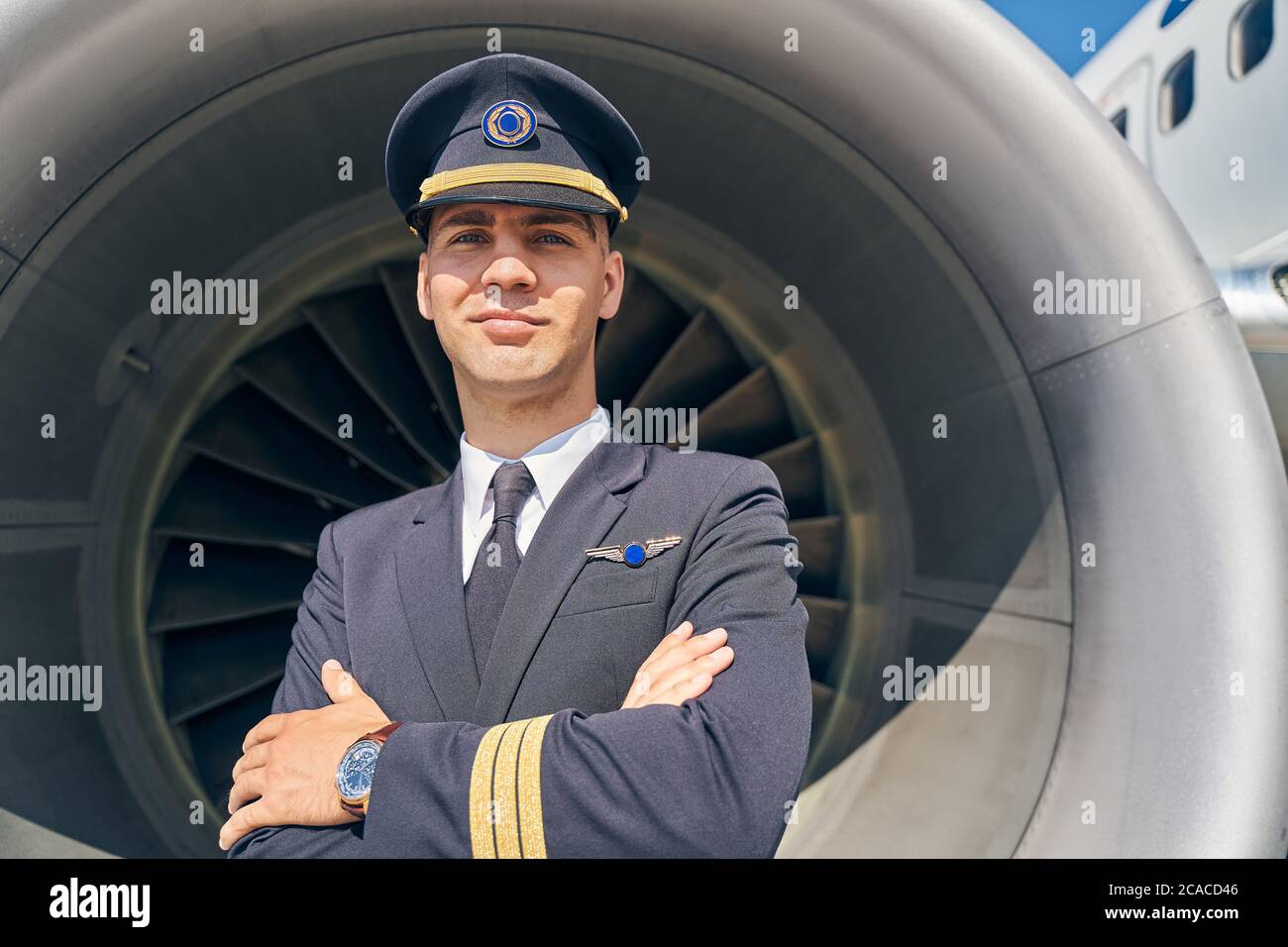 Qualifizierte stilvolle Pilot in Uniform Blick nach vorne Stockfoto