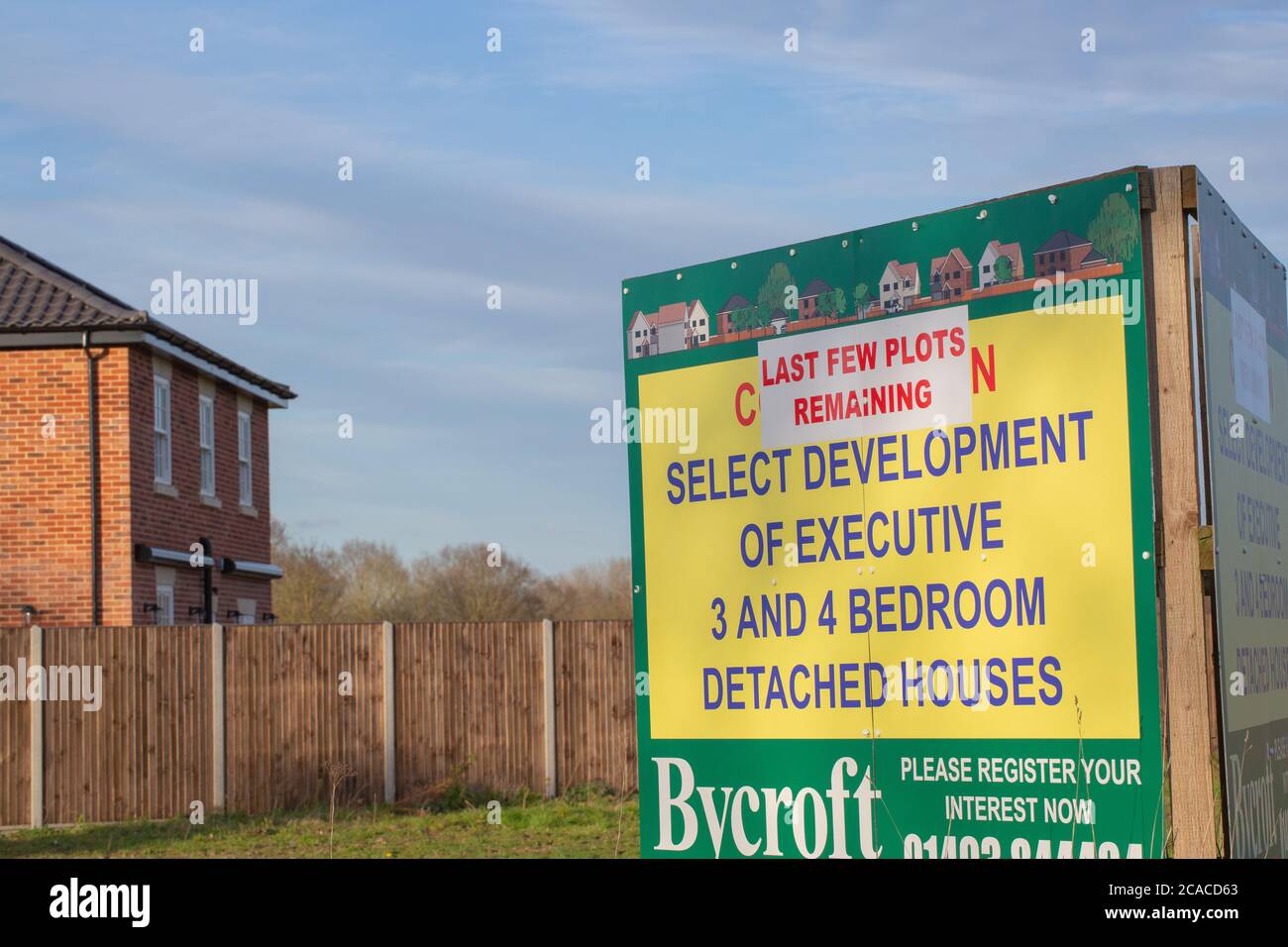 Die letzten noch vorhandenen Plots. Baustelle. Horten. Zeichen. Werbung. Wohnen, ländliche Lage. Suburbanisierung. Vorstadtexpansion. Norfolk. East Angl Stockfoto