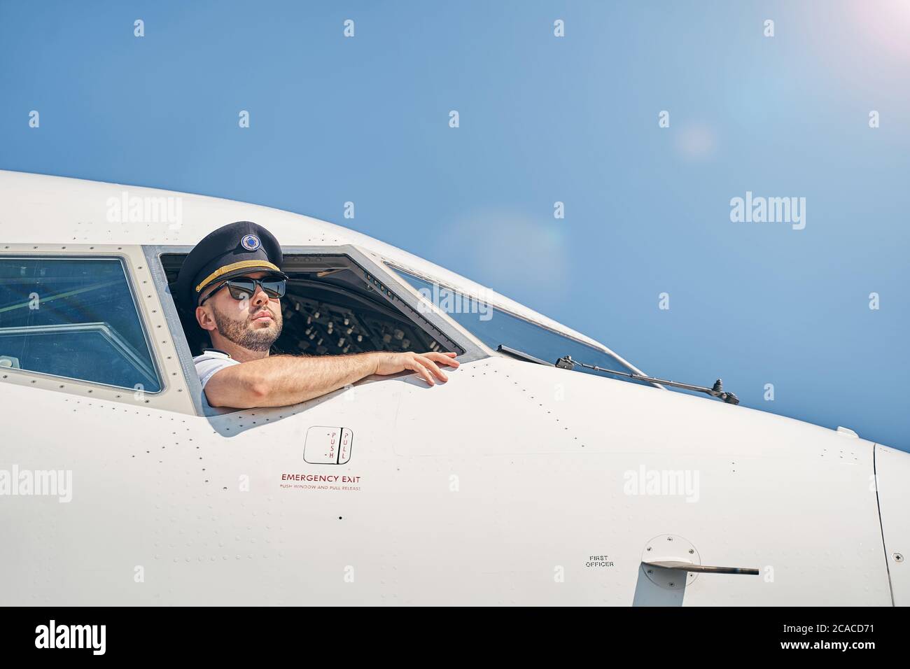 Serious ruhigen Flieger sitzt in einem Cockpit Stockfoto