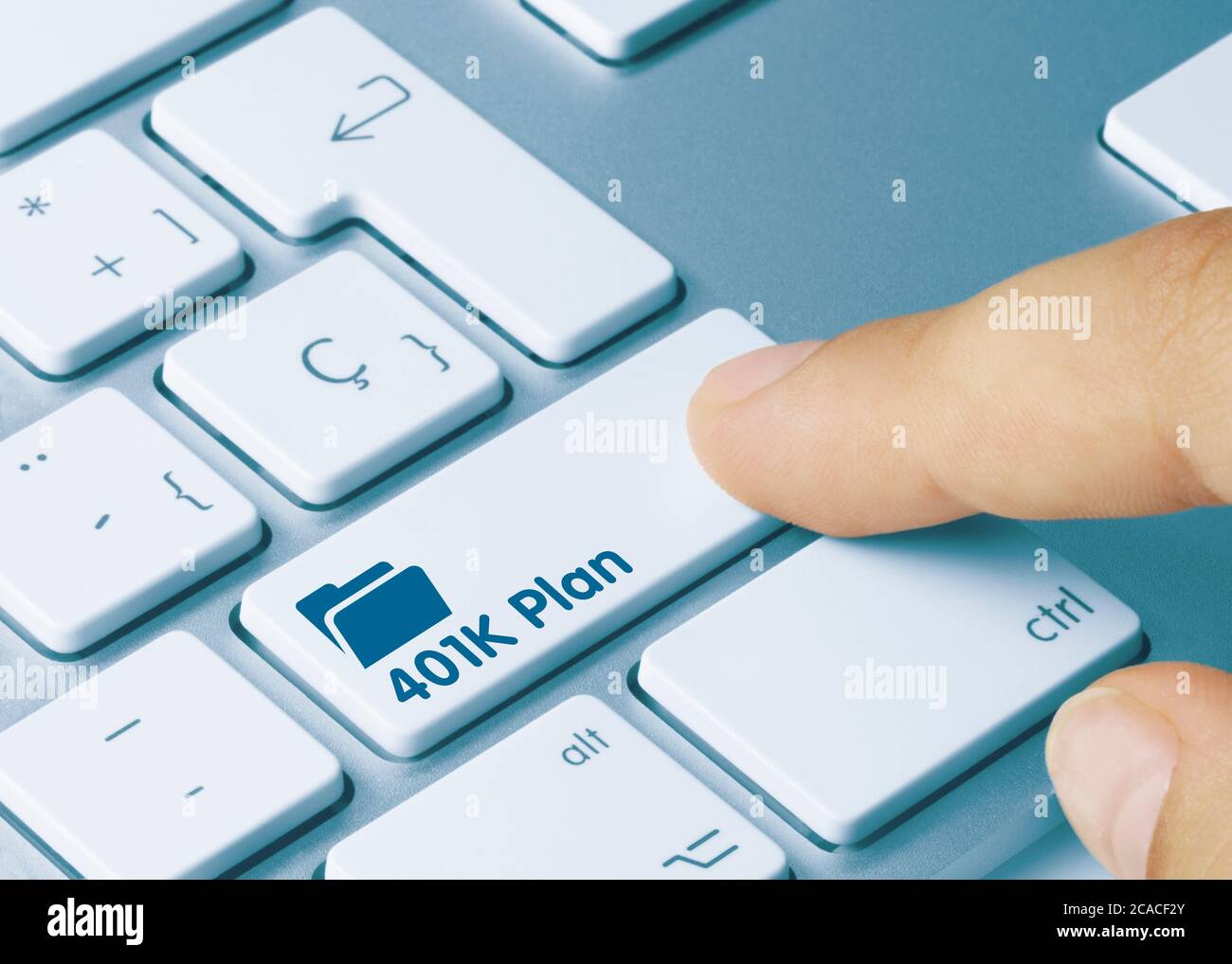401 K Plan geschrieben auf Blue Key der metallischen Tastatur. Drücken Sie die Taste mit dem Finger Stockfoto 401 K Plan geschrieben auf Blue Key der metallischen Tastatur. Drücken Sie die Taste mit dem Finger Stockfoto