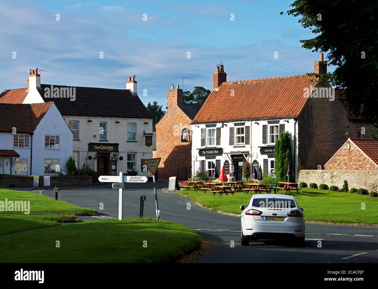 Auto im Dorf North Newbald, East Yorkshire, England Stockfoto