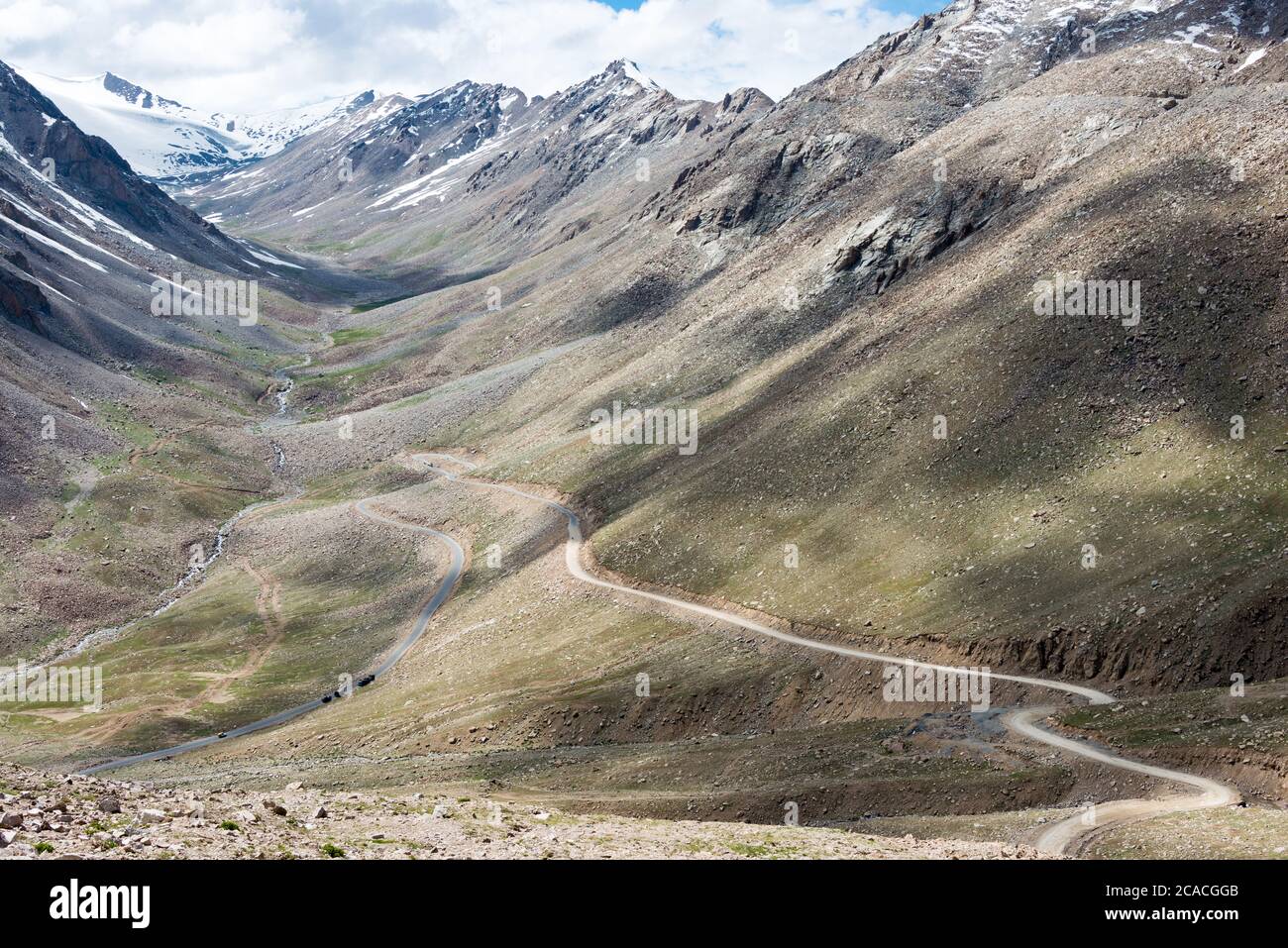 Ladakh, Indien - schöne landschaftliche Aussicht von zwischen Khardung La Pass (5359m) und Leh in Ladakh, Jammu und Kaschmir, Indien. Stockfoto