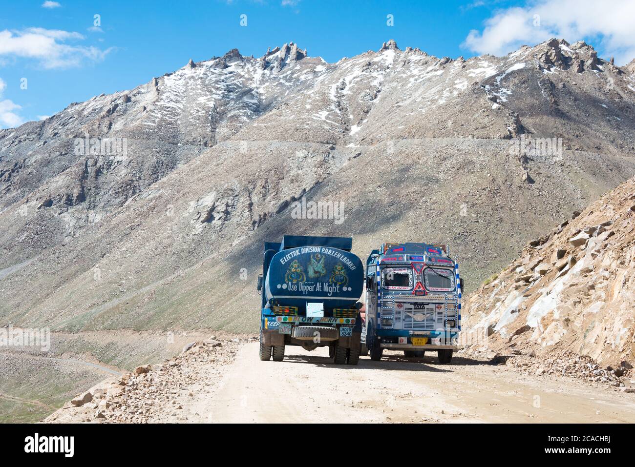 Ladakh, Indien - schöne landschaftliche Aussicht von zwischen Khardung La Pass (5359m) und Leh in Ladakh, Jammu und Kaschmir, Indien. Stockfoto