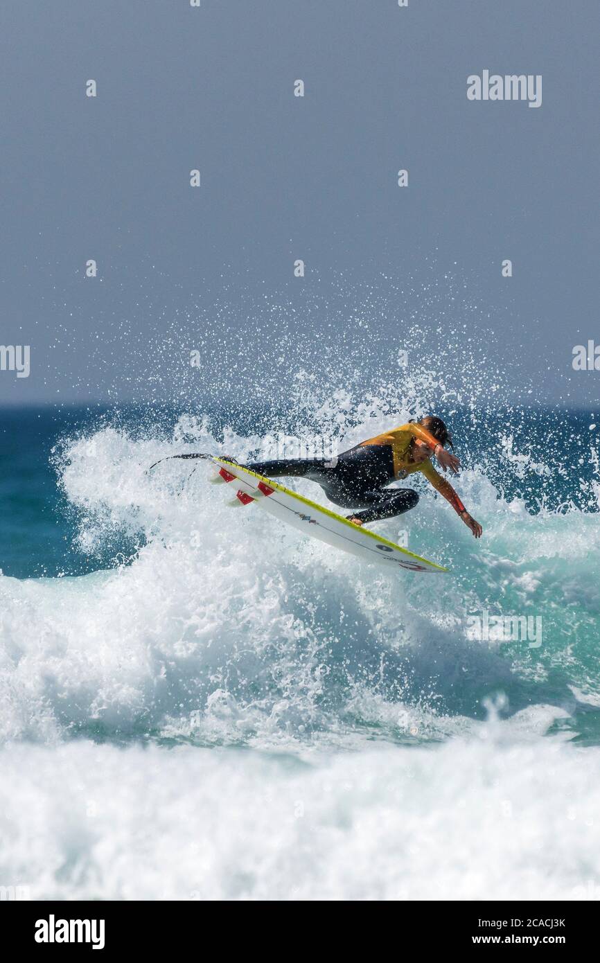 Spektakuläre Action als junger Surfer reitet eine knorrige Welle am Fistral in Newquay in Cornwall. Stockfoto