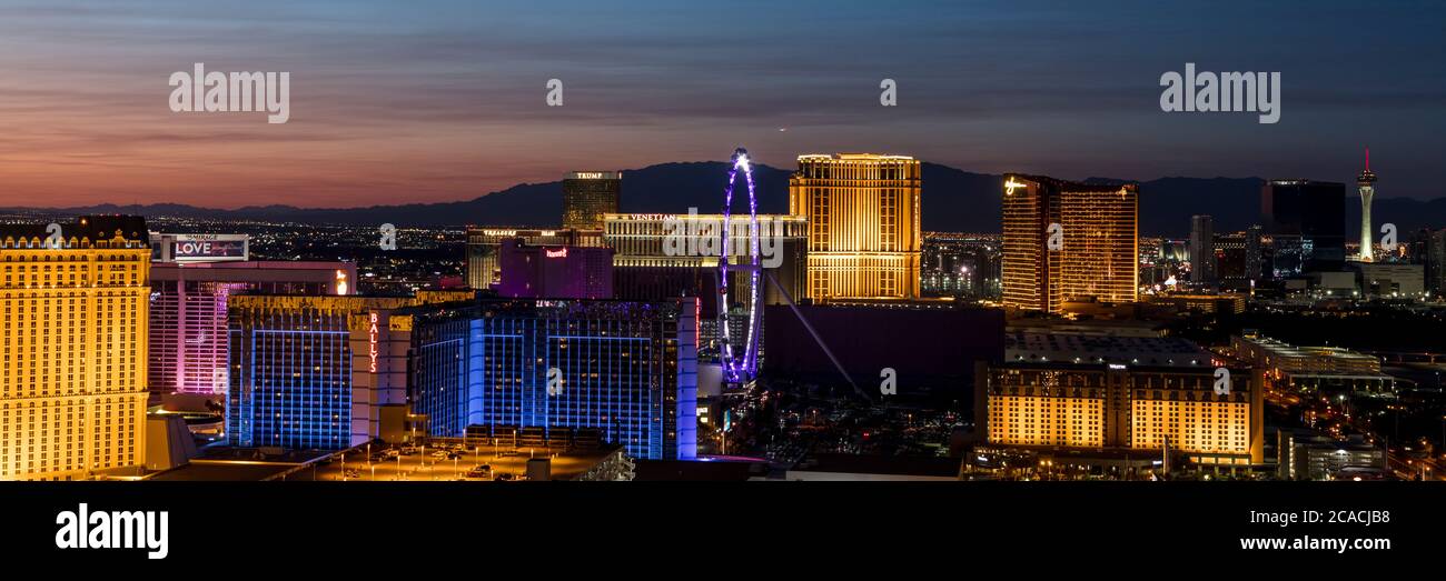 Panoramablick auf den Las Vegas Strip, NV, USA bei Sonnenuntergang Stockfoto
