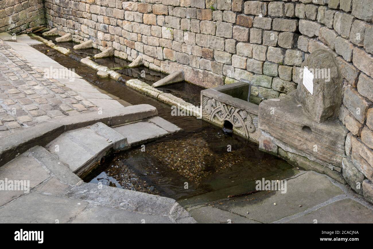 Guiseley Wells, eine alte Quelle mit Steintrögen, die als Wasserquelle für die Region genutzt werden Stockfoto