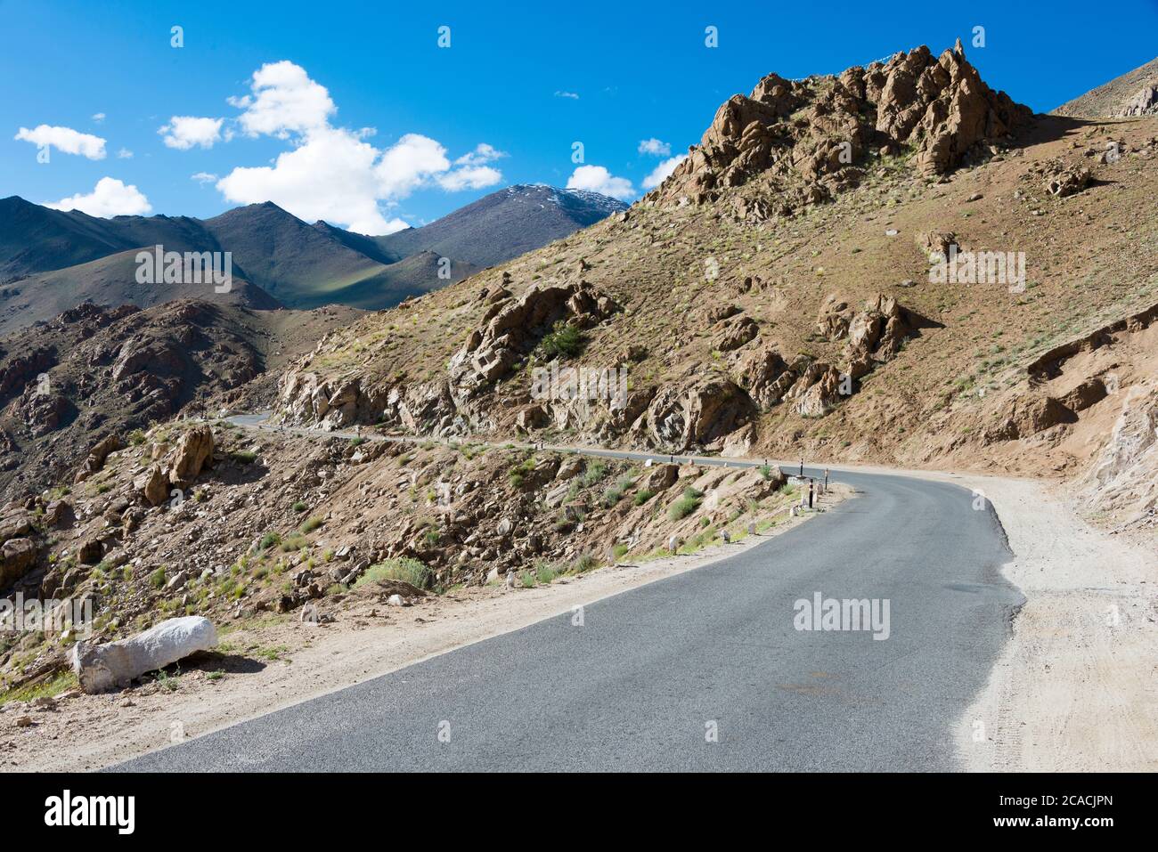 Ladakh, Indien - schöne landschaftliche Aussicht von zwischen Khardung La Pass (5359m) und Leh in Ladakh, Jammu und Kaschmir, Indien. Stockfoto