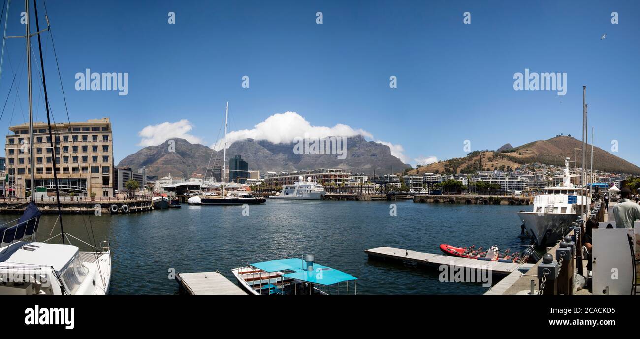 Wunderschöne Sommer City Landschaft, Kapstadt Waterfront mit Blick auf den Tafelberg, Südafrika Stockfoto