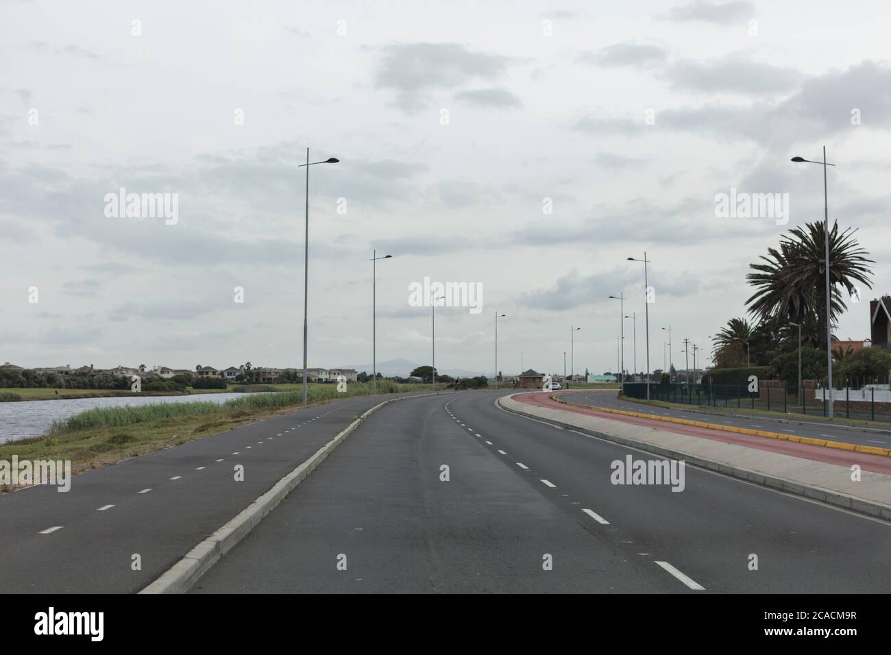 Leere Asphaltstraße In Der Nähe Des Sees Stockfoto