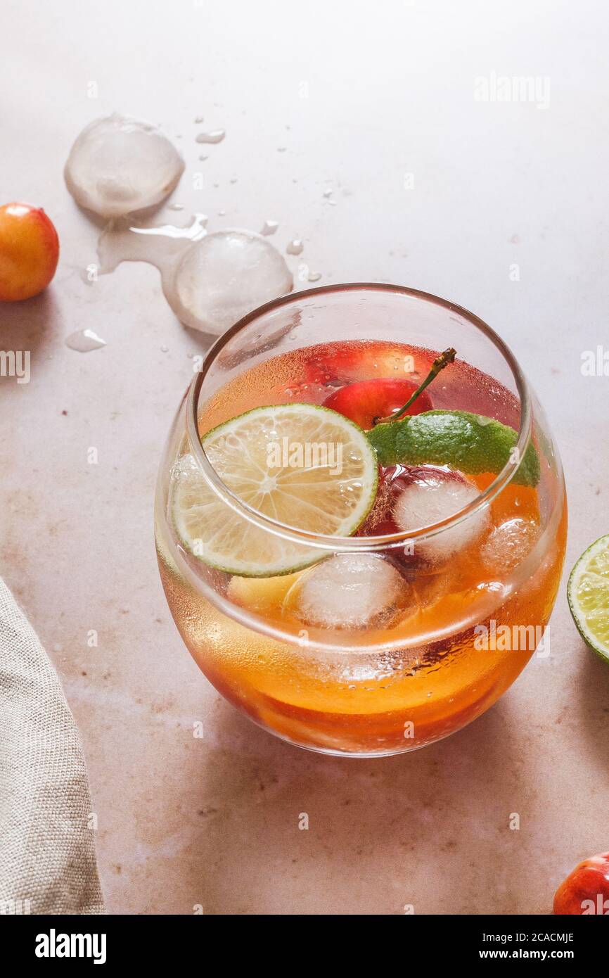 Sommercocktail mit Gin und Tonic aus Kirsche und Aprikose Stockfoto