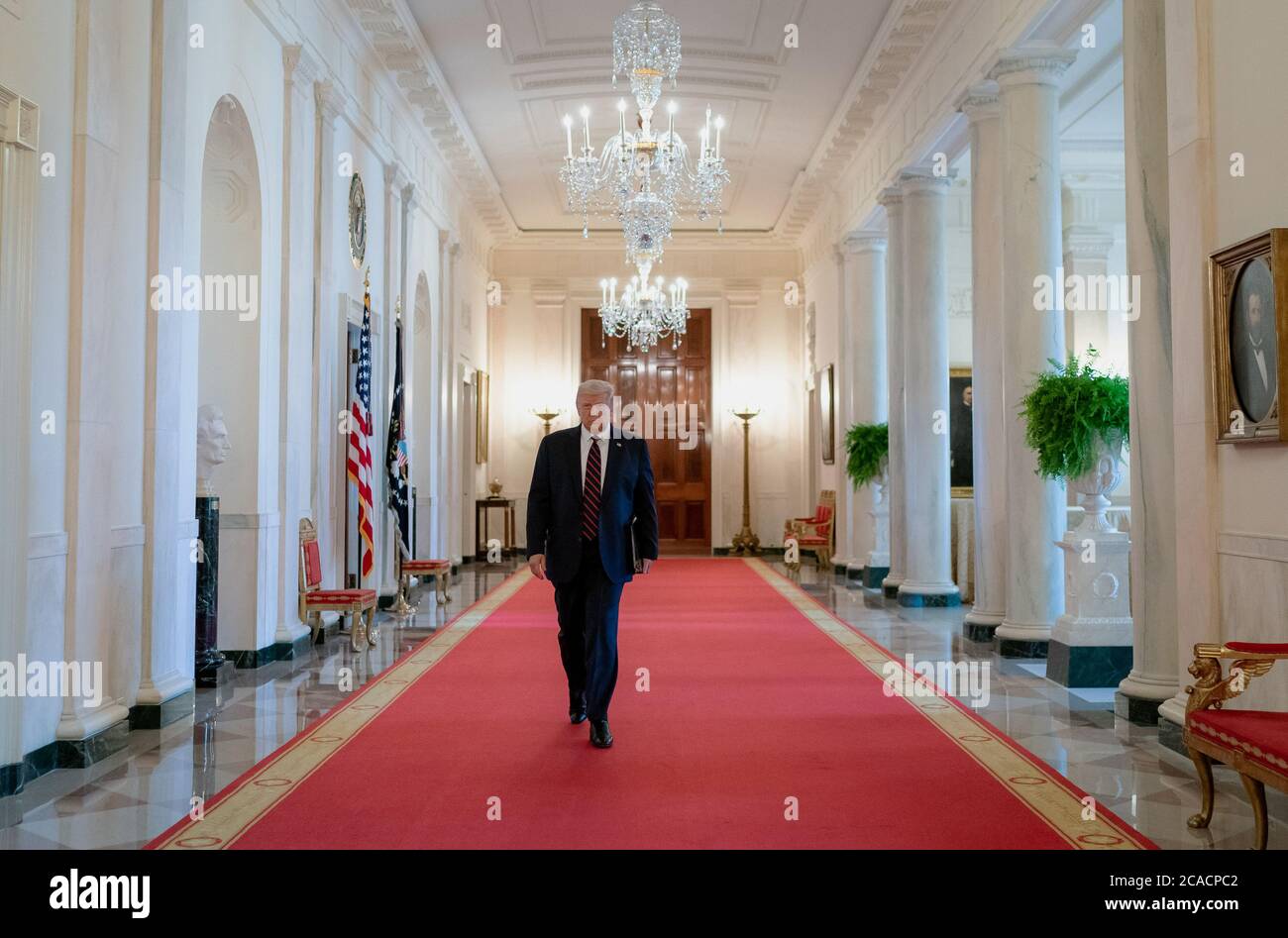 WASHINGTON DC, USA - 04. August 2020 - US-Präsident Donald J Trump geht zu Fuß, um Bemerkungen zur Unterzeichnung der H.R. 1957- The Great American Outdoor zu halten Stockfoto
