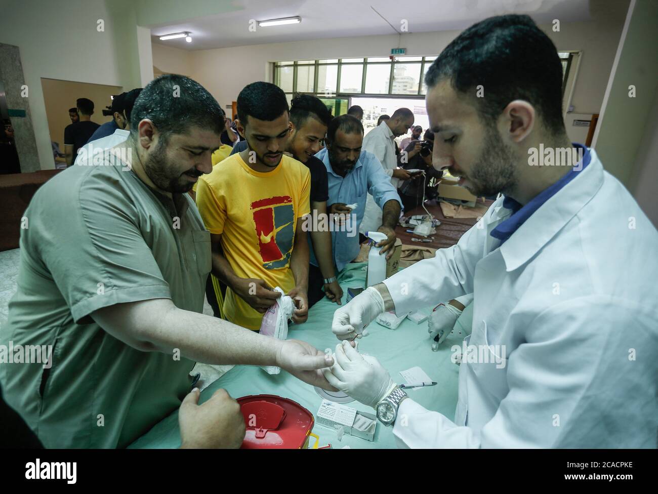 Gaza, Palästina. August 2020. Palästinenser spenden Blut an Verwundete nach der Libanonexplosion.Palästinenser spenden Blut während einer Veranstaltung, die von der Gemeinde, dem Roten Halbmond und dem Gesundheitsministerium in Khan Yunis im südlichen Gazastreifen organisiert wurde, um den Libanon nach einer massiven Explosion zu unterstützen, die seine Hauptstadt erschütterte. Kredit: SOPA Images Limited/Alamy Live Nachrichten Stockfoto