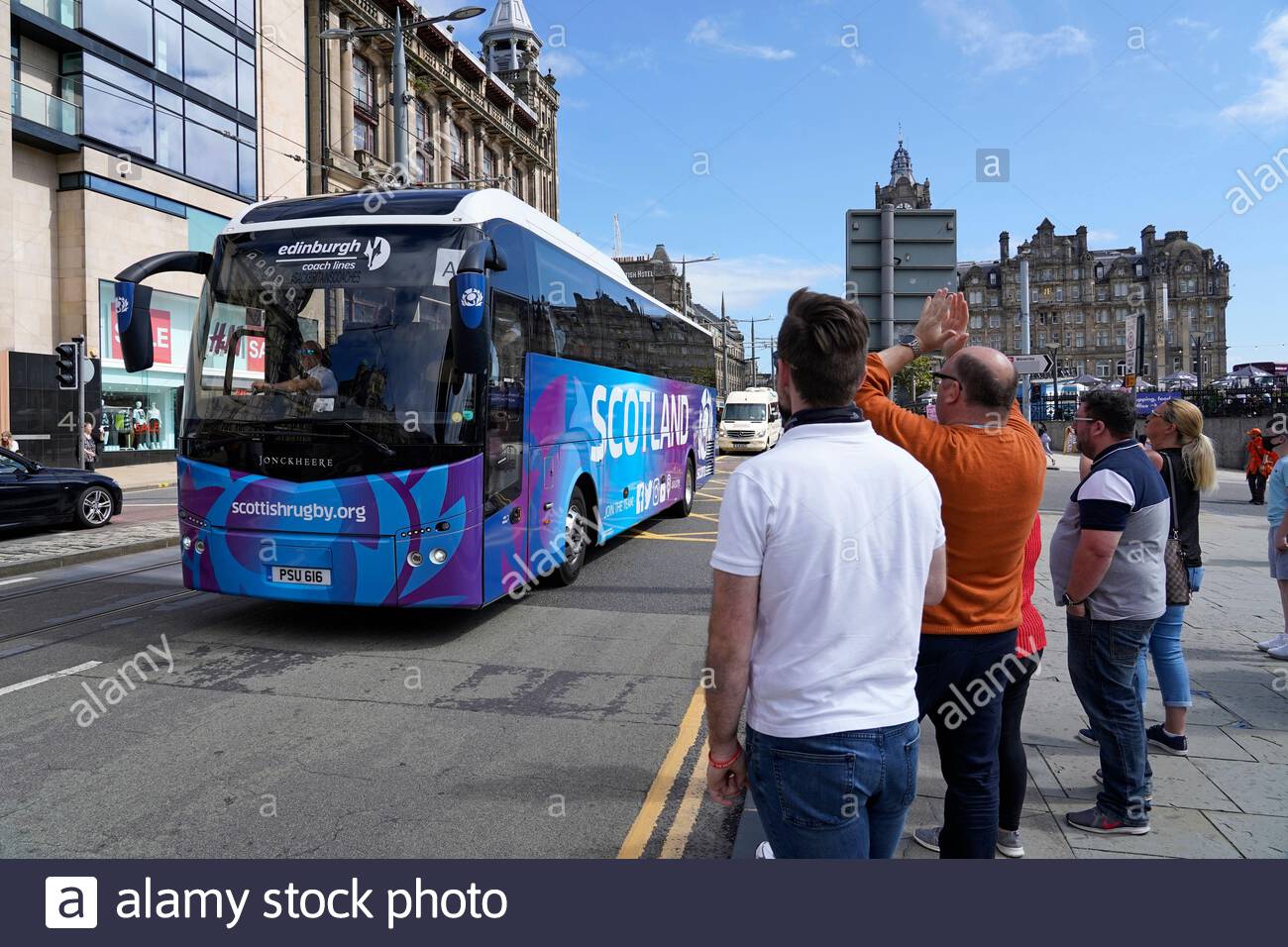 Edinburgh, Schottland, Großbritannien. August 2020. Honk for Hope, eine Parade von Bussen, die in der Princes Street und durch das Stadtzentrum hupen, eine europaweite Kampagne von Busunternehmen, die auf das Problem ihrer Branche während der Coronavirus-Pandemie Covid-19 aufmerksam machen. Kredit: Craig Brown/Alamy Live Nachrichten Stockfoto