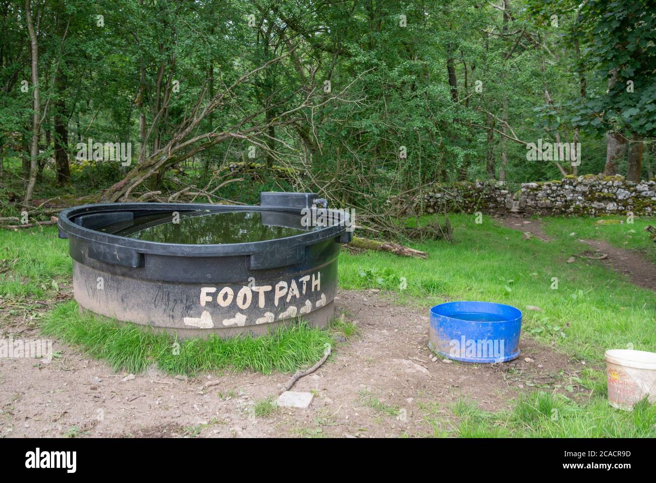 Ein Wegweiser auf einem Tierwassertrog, Yealand Conyers, Lancashire, Großbritannien. Stockfoto