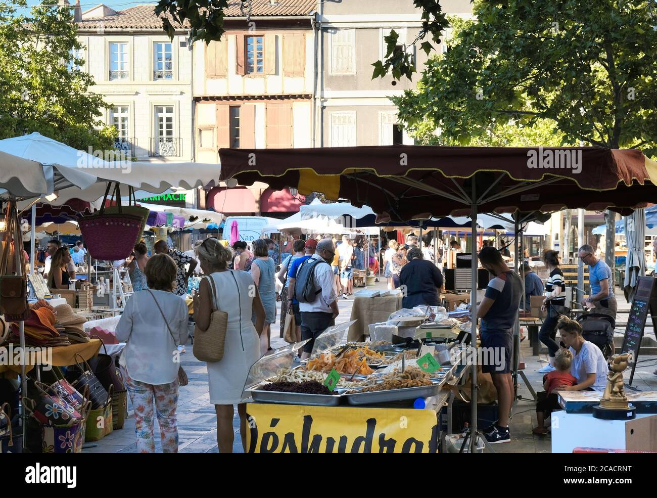 Limousux Aude France Market Place, Käse und getrocknete Früchte Verkäufer. Handtaschen und Hüte zum Verkauf. Touristen, die Geschenke kaufen Stockfoto