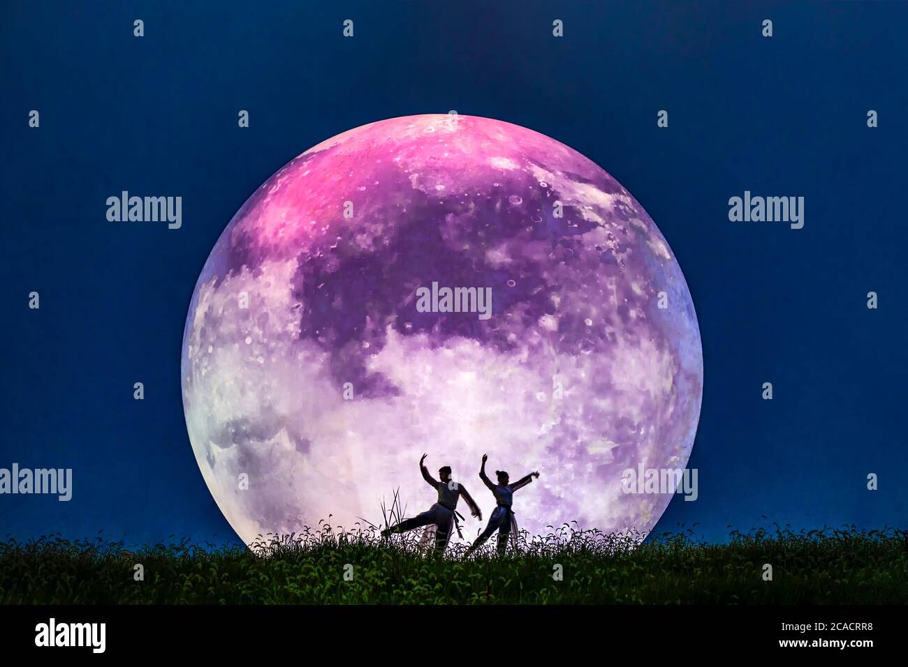 Berührt von dem alten und schönen Tanz und denken weiter darüber nach und wünschte, dass ich so schönen Tanz wieder sehen kann. Stockfoto