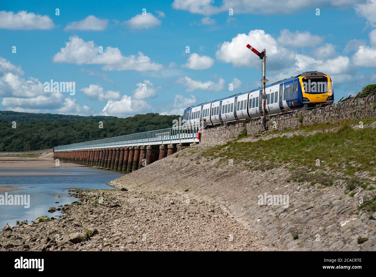 Ein Zug von Lancaster nach Barrow-in-Furness über das Kent Viaduct, Arnside, Cumbria, Großbritannien Stockfoto