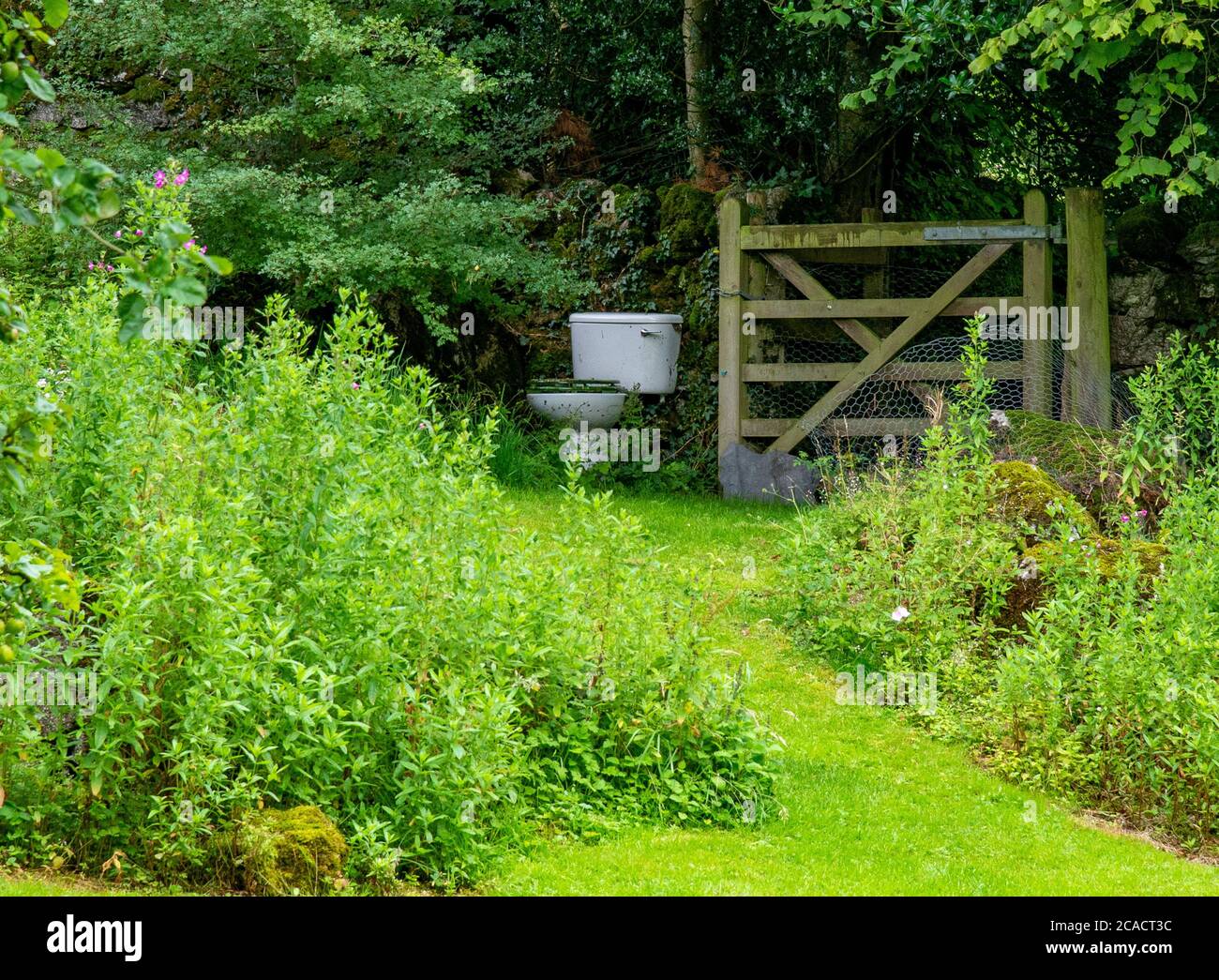 Eine Außentoilette in einem Garten, Sandside, Milnthorpe, Cumbria, Großbritannien Stockfoto