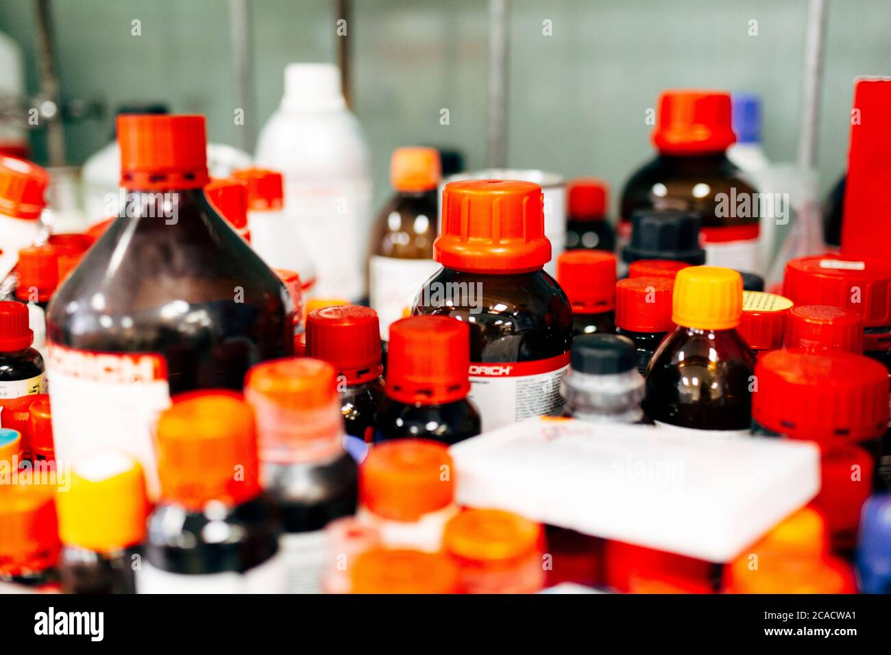 Chemikalien in einem Abzugsschrank in einem Forschungslabor. Stockfoto