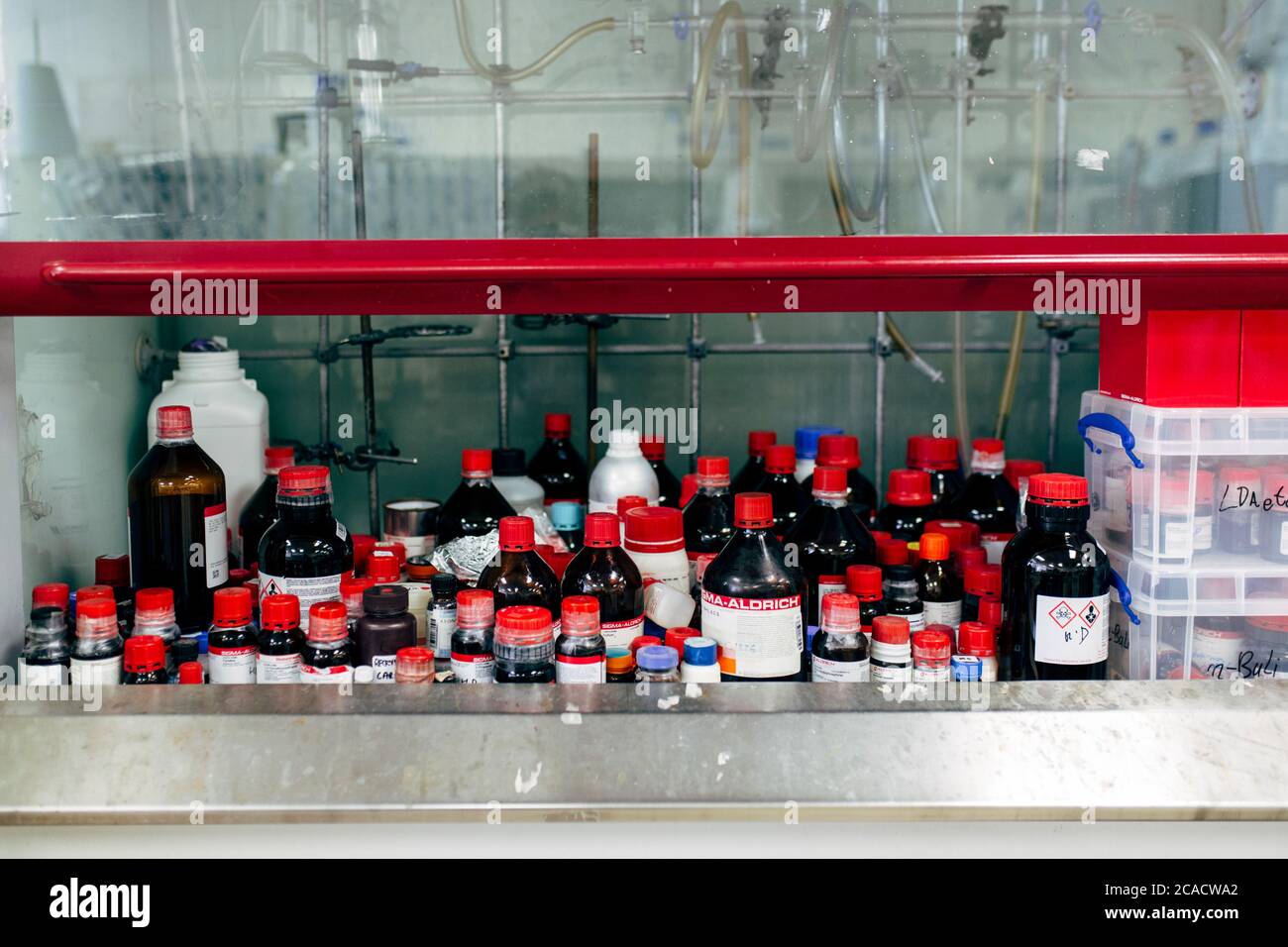 Chemikalien in einem Abzugsschrank in einem Forschungslabor in Großbritannien. Stockfoto