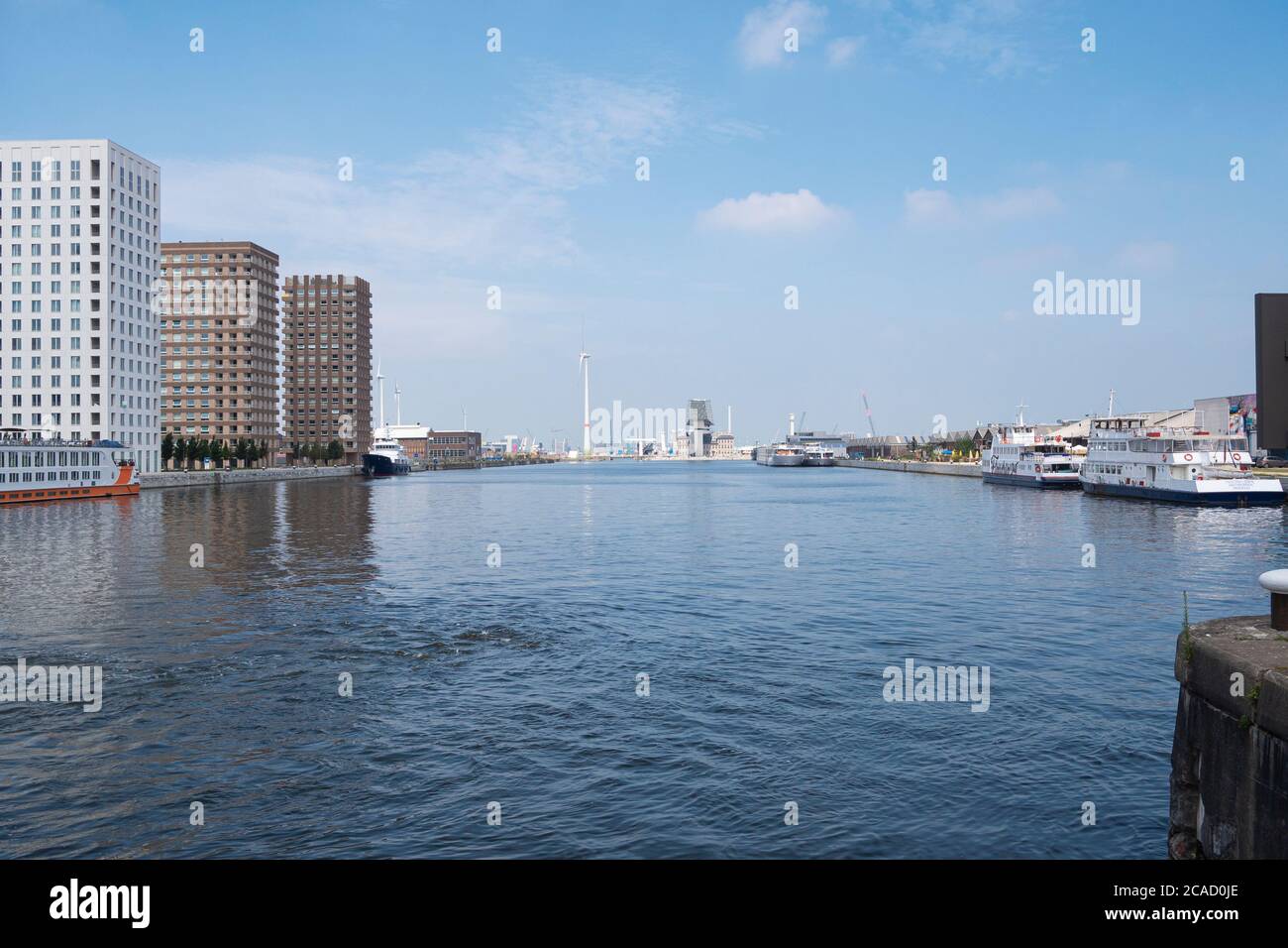 Antwerpen, Belgien, 19. Juli 2020, Panoramablick mit Booten und Apartments auf den Hafen von Antwerpen Stockfoto