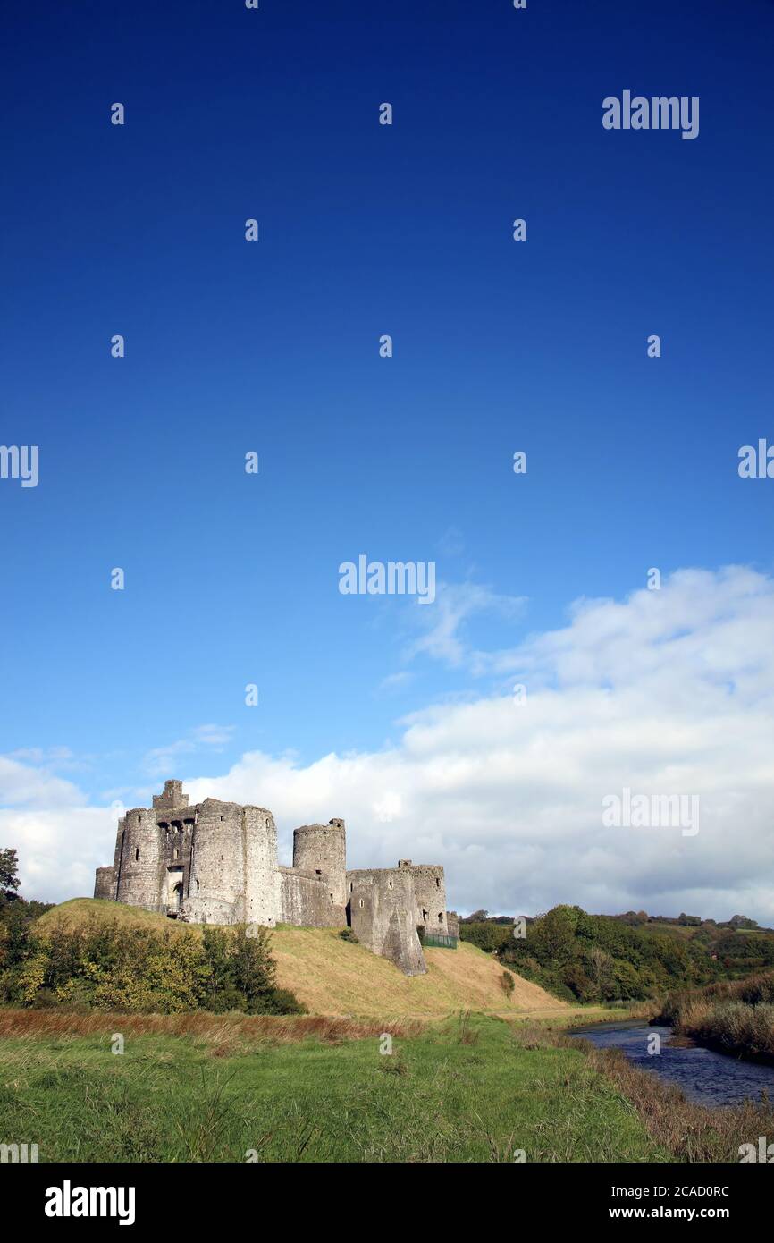 Kidwelly Castle Torhaus am Fluss Gwendraeth Wales Carmarthenshire UK Ruine einer mittelalterlichen Festung aus dem 13. Jahrhundert und ein beliebtes Reiseziel vis Stockfoto