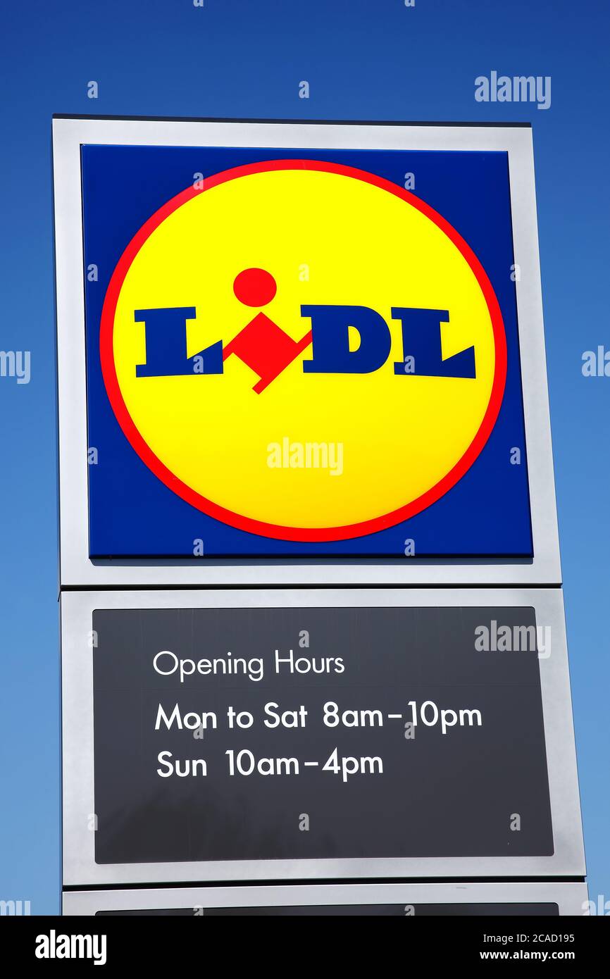 Llanelli, Wales, Großbritannien – 8. Mai 2017: Lidl-Logo-Werbeschild an seinen Einzelhandelsgeschäften in Supermärkten direkt vor dem Stadtzentrum Stock Foto Stockfoto