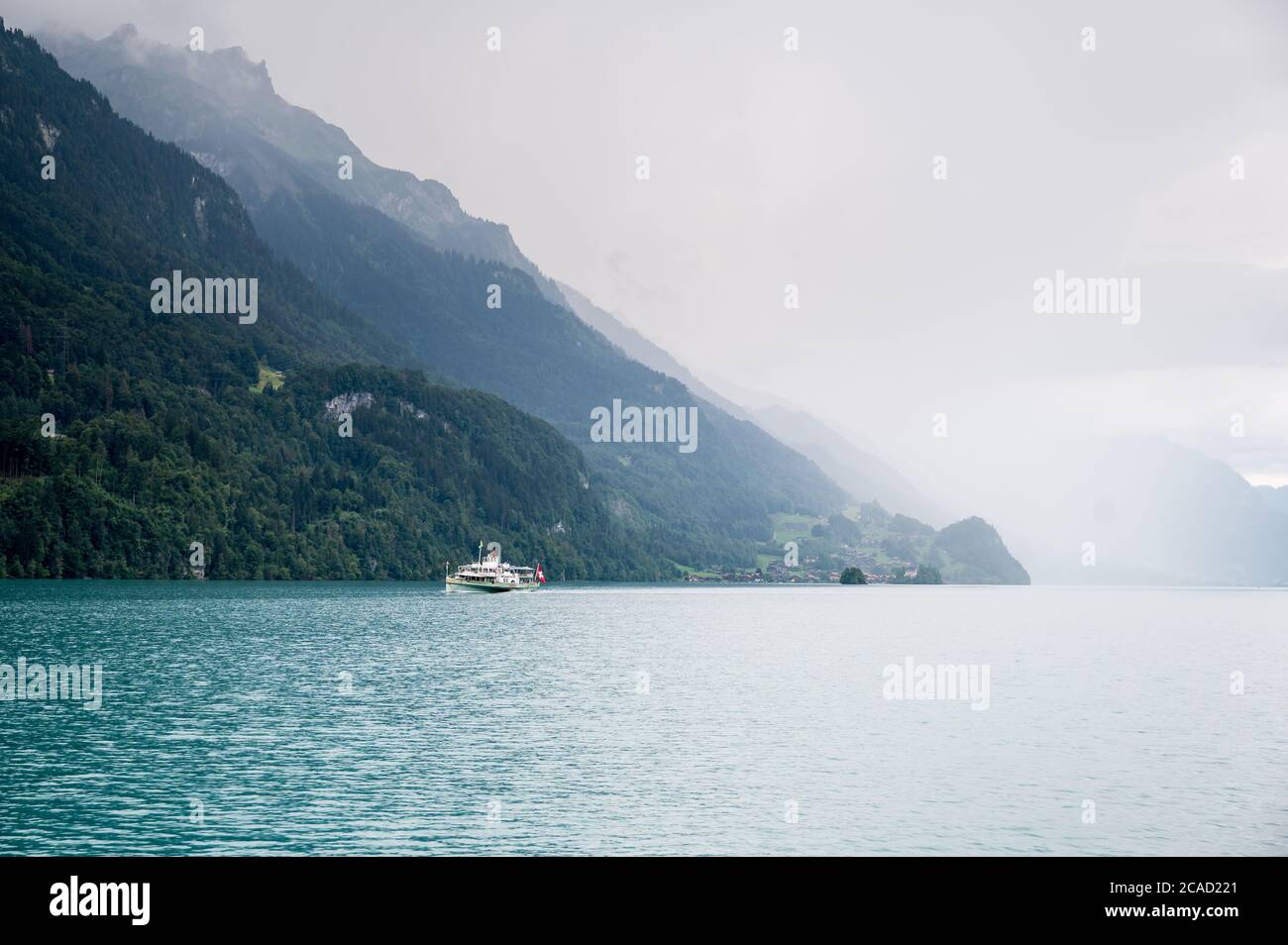 Dampfschiff Lötschberg vor Iseltwald auf Brienzersee, Berner Oberland Stockfoto