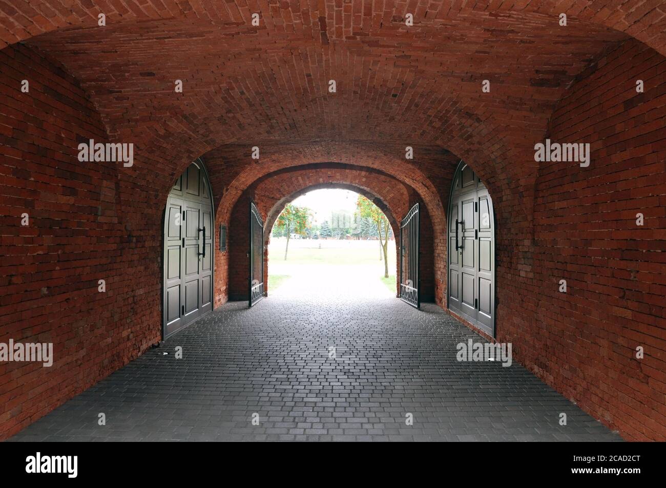 Schmaler Durchgang mit dunklem Tunnel in den Festungen der Brestischen Festung. Stockfoto
