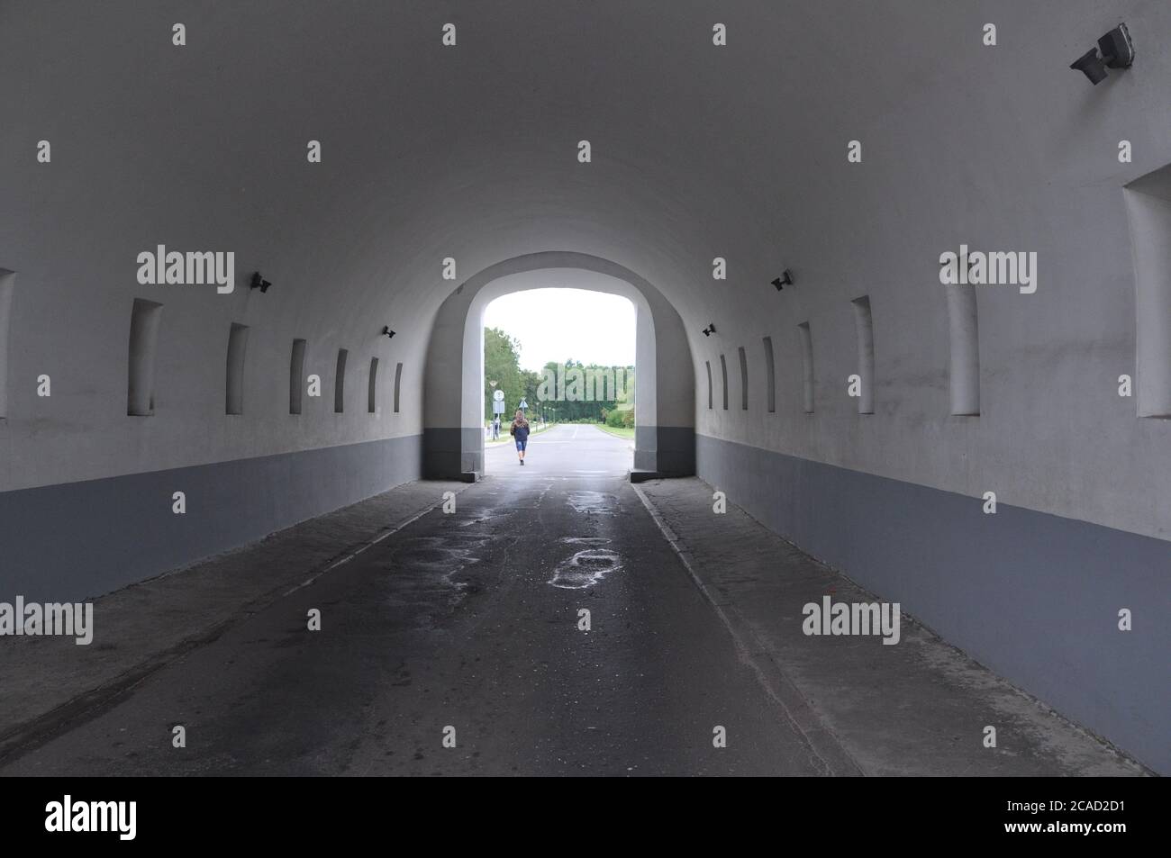 Schmaler Durchgang mit dunklem Tunnel in den Festungen der Brestischen Festung. Stockfoto