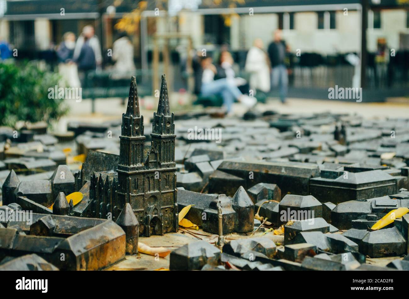 Eine 3D-Kupferminiatur von Zagrebs Stadtplan mit Fokus auf die Kathedrale von Zagreb und ihre Nachbarschaft mit gelben Herbstblättern bedeckt. Stockfoto