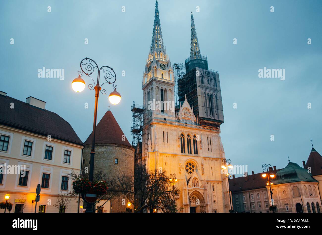 Eine Seitenansicht der Kathedrale von Zagreb aus einem Winkel von unten nach oben und mit einem der Türme unter Wartung in einem bewölkten Nachmittag. Stockfoto