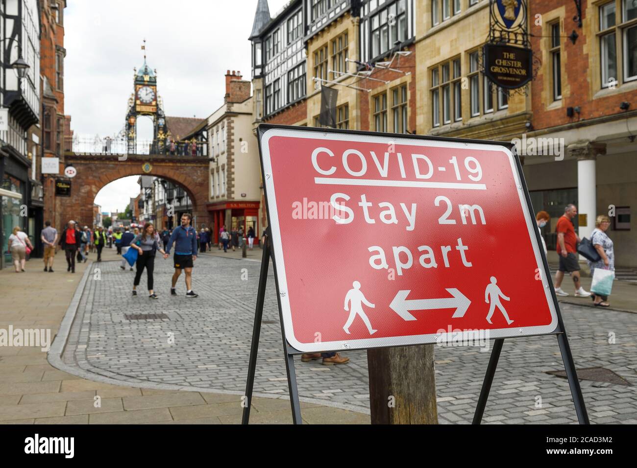 Ein COVID 19-Schild im Stadtzentrum von Chester erinnert die Leute daran, 2 Meter voneinander entfernt zu bleiben Stockfoto